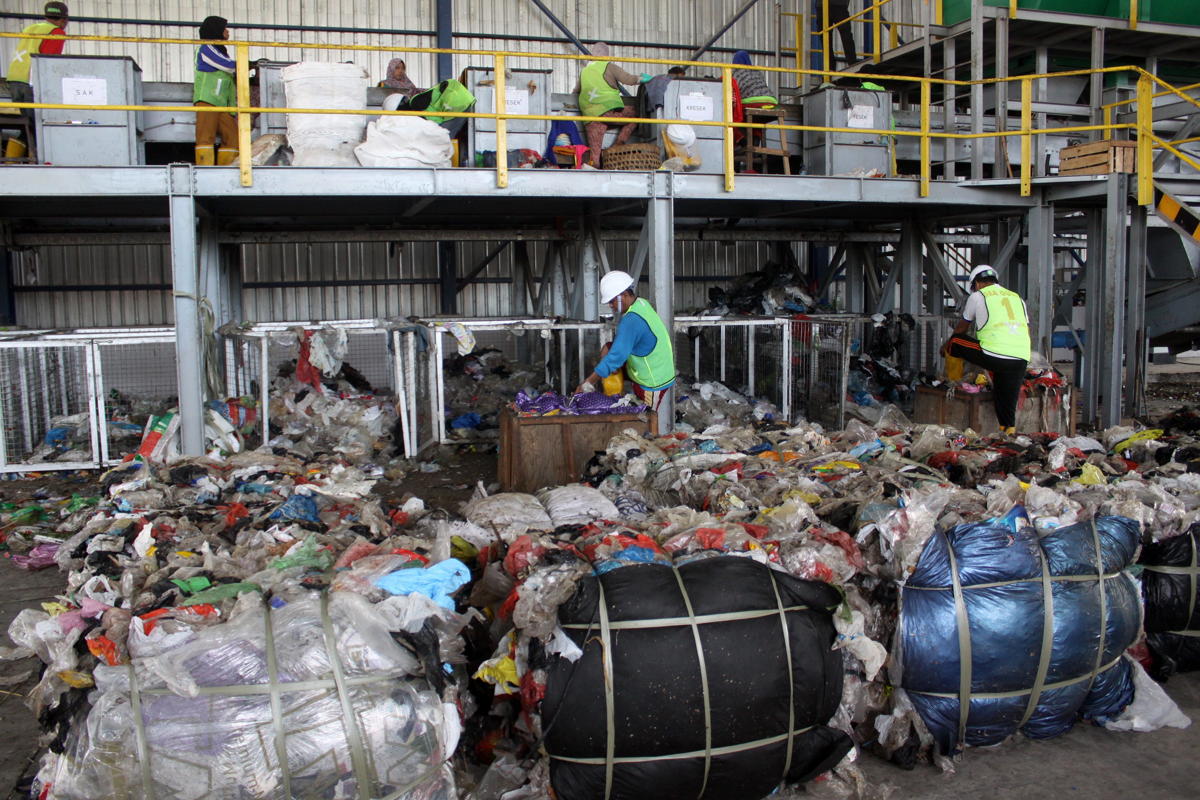 Ilustrasi: Pekerja memilah sampah plastik di Tempat Pembuangan Akhir (TPA) Sampah di Jabon, Sidoarjo, Jawa Timur