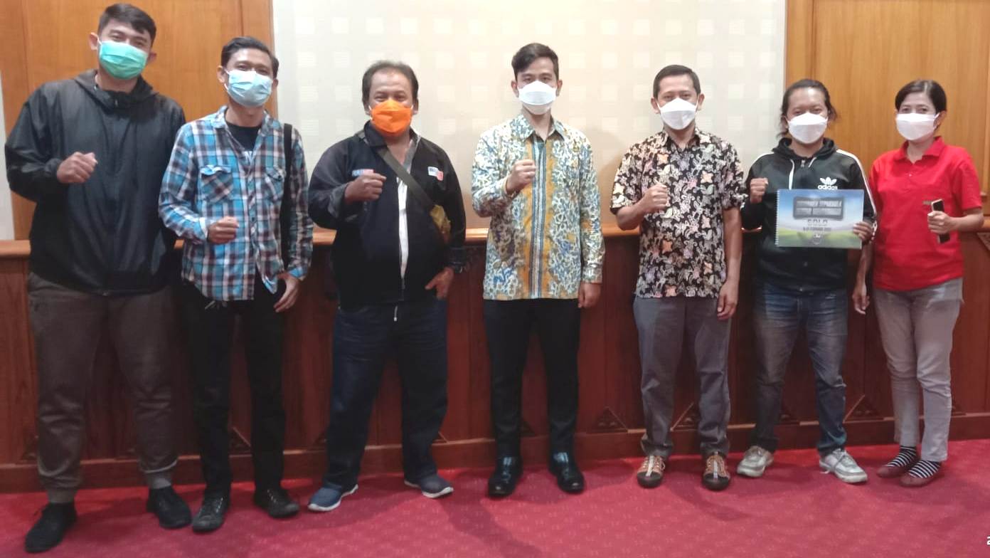 Wali Kota Solo, Gibran Rakabuming saat menerima audiensi Panitia Pelaksana Turnamen Sepakbola Antarwartawan.