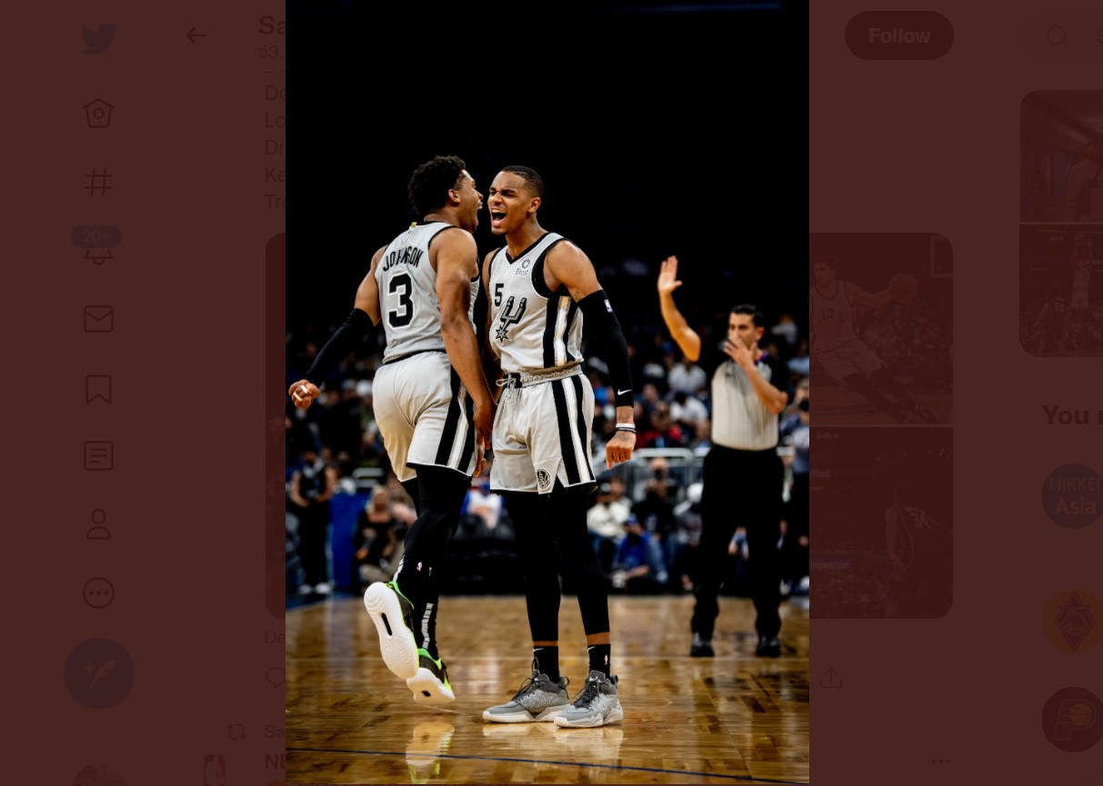 Pemain San Antonio Spurs Dejountae Murray (kanan) melakukan selebrasi dalam laga NBA melawan Orlando Magic.