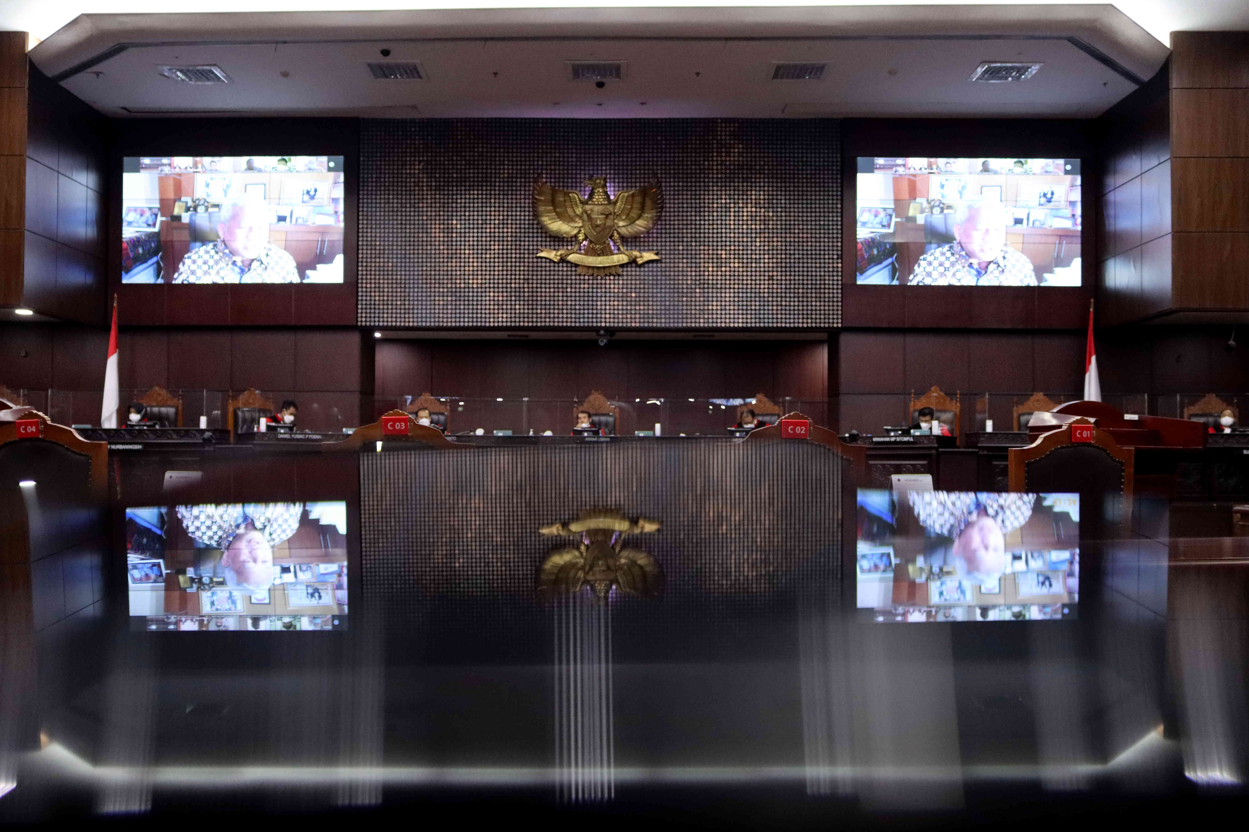 Ketua Mahkamah Konstitusi (MK) Anwar Usman (tengah) memimpin sidang Pengujian Materiil Undang-Undang Nomor 40 Tahun 1999 tentang Pers.