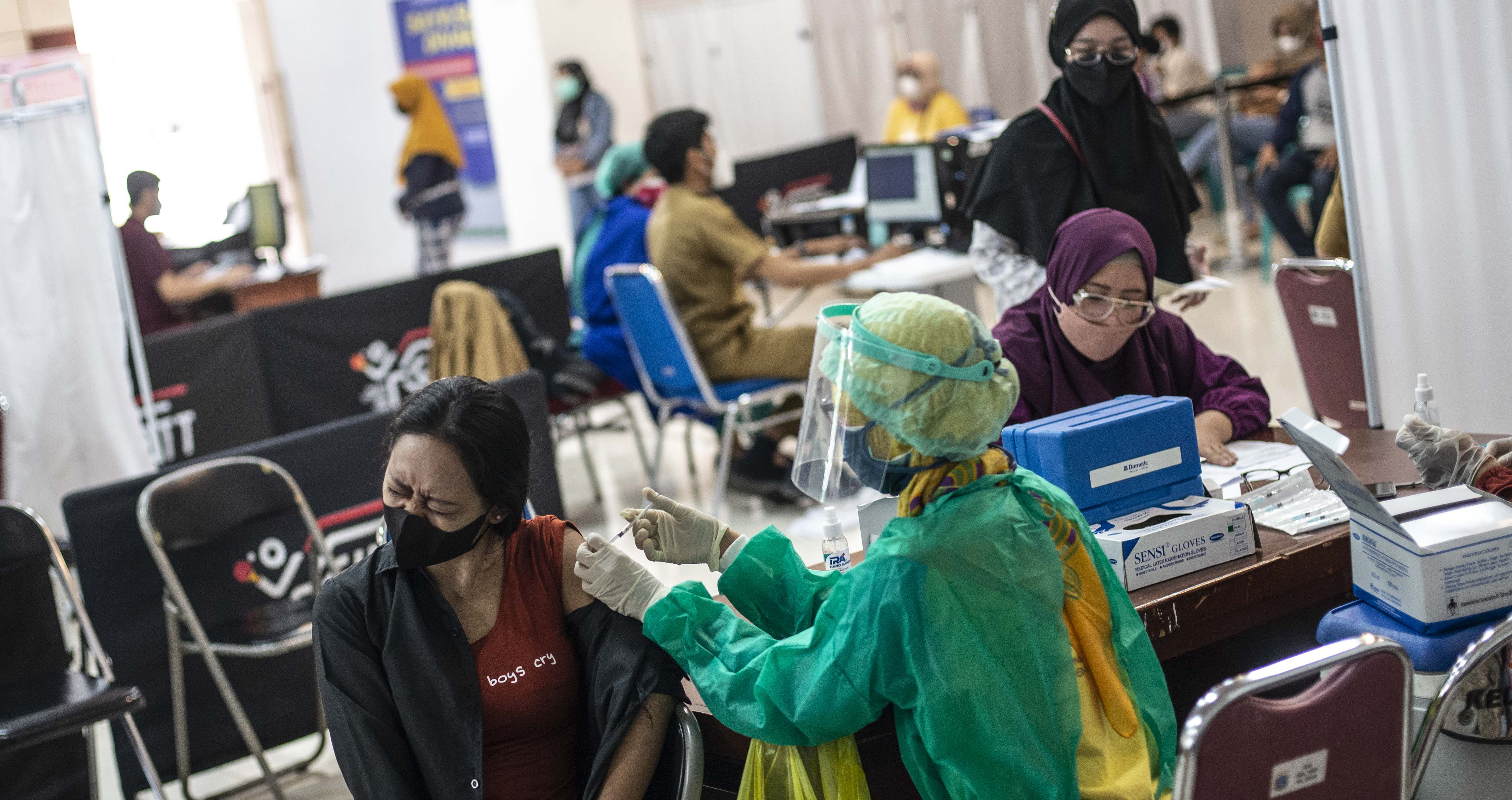 Warga mengikuti vaksinasi Covid-19 di Gelanggang Remaja Kecamatan Matraman, Jakarta, Selasa (16/11).