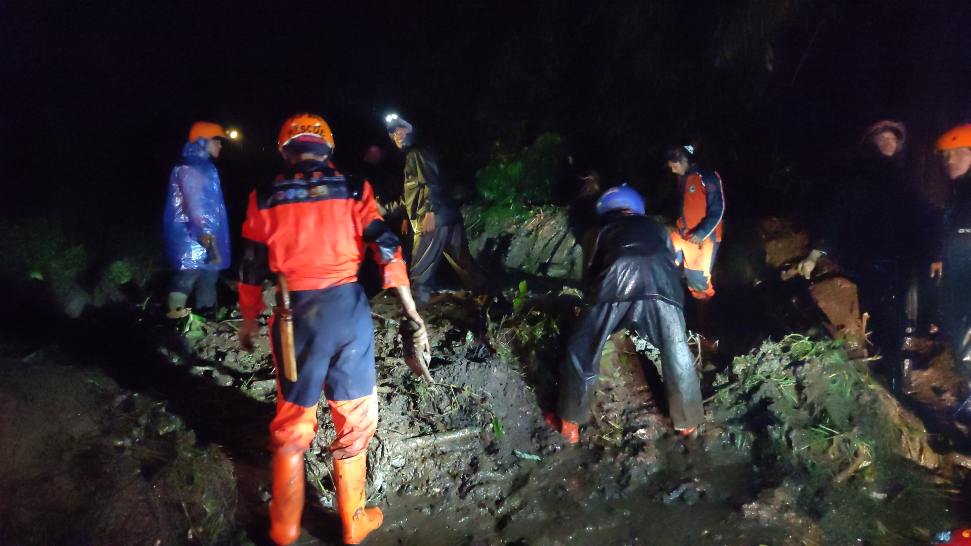 Relawan menyingkirkan material longsor di Jalan Kolonel Masturi di Kampung Keramat,  Cikahuripan, Lembang,  Bandung Barat, Selasa (2/11).