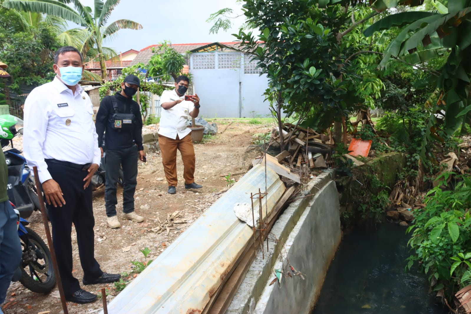 Wakil Wali Kota Bekasi Tri Adhianto meninjau lokasi yang kerap terjadi banjir saat musim hujan tiba di Kelurahan Jatirahayu, Pondok Melati. 