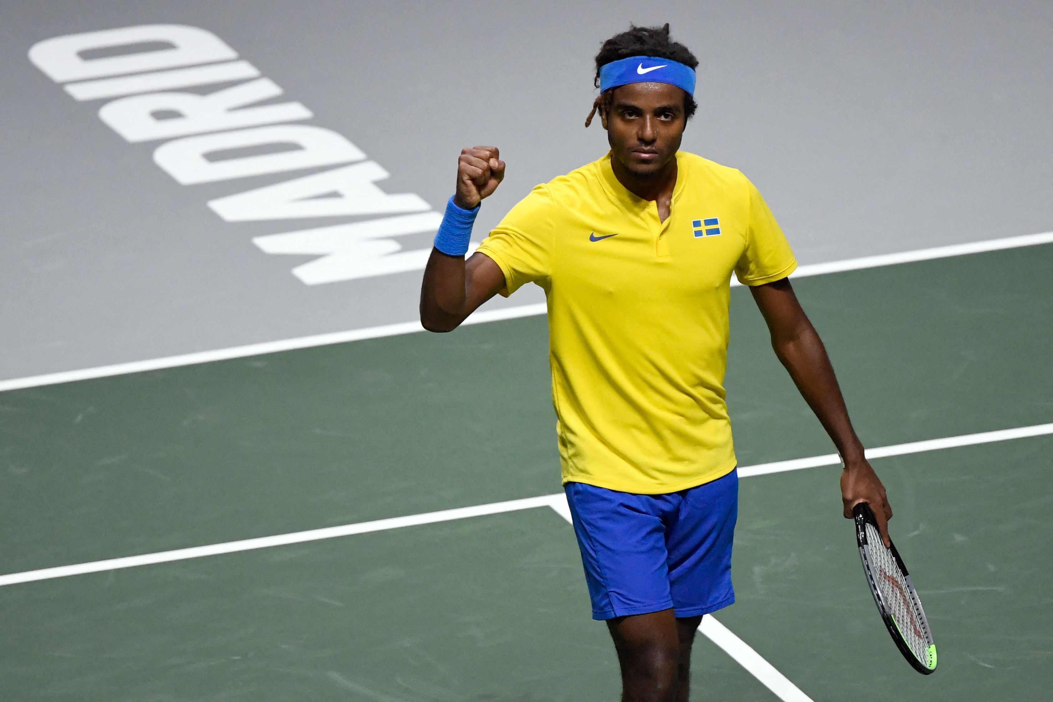 Petenis Swedia Elias Ymer melakukan selebrasi usai mengalahkan petenis Kanada Steven Diez di Piala Davis.