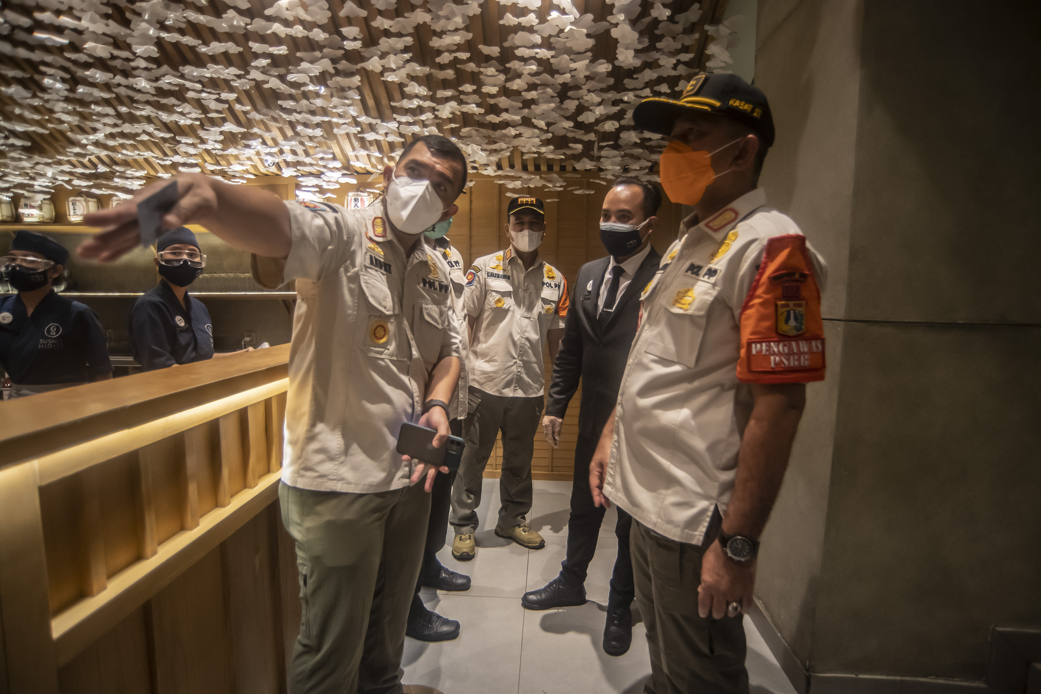 Satpol PP Jakarta melakukan razia protokol kesehatan di masa PPKM