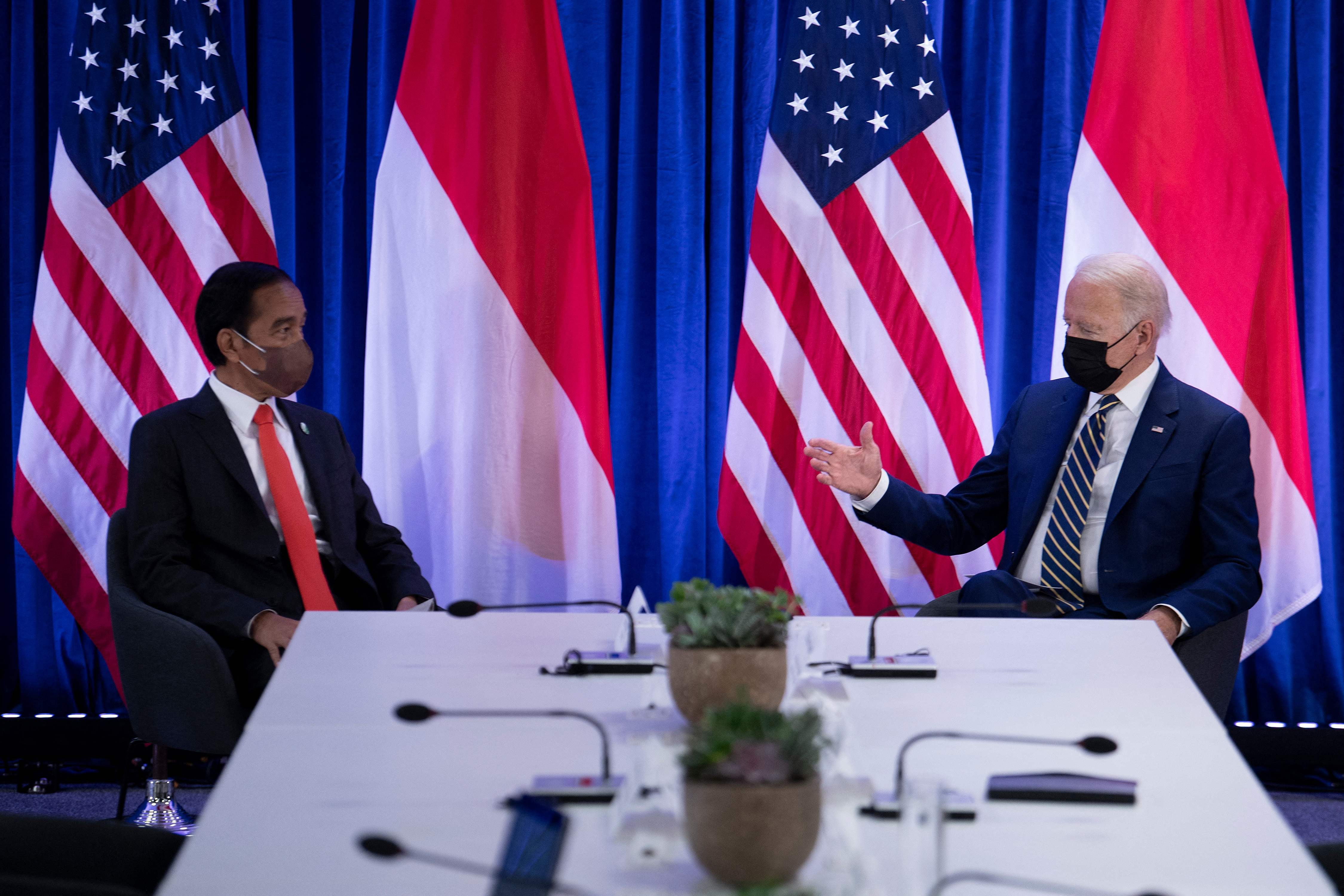 Presiden Joko Widodo (kiri) bertemu dengan Presiden AS Joe Biden di sela-sela pertemuan COP26.