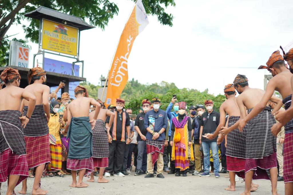 Sandiaga Uno Bantu Fasilitas Homestay Desa Senaru Sambut Superbike 2021
