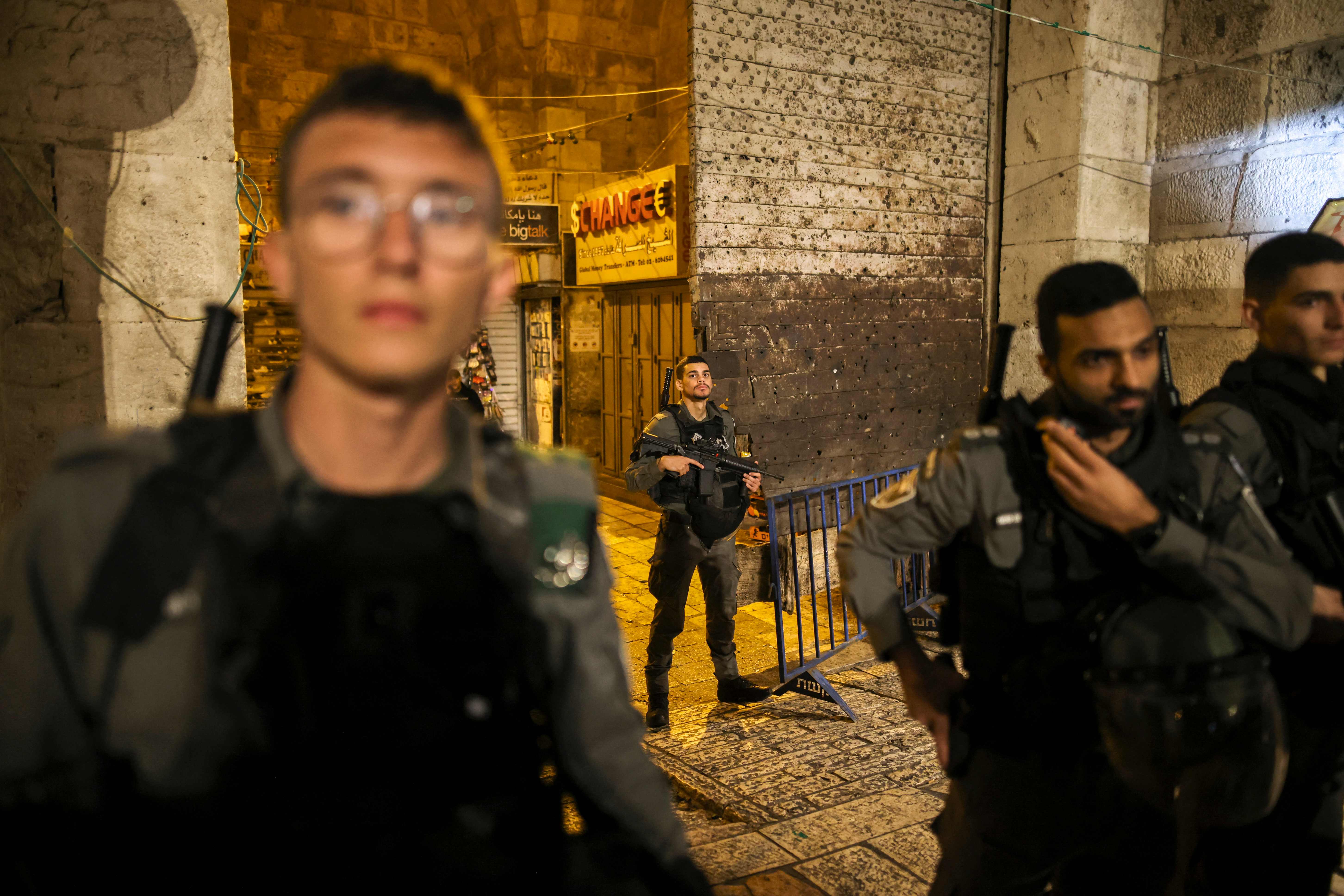 Pasukan keamanan Israel berjaga-jaga di lokasi penusukan di Jerusalem.