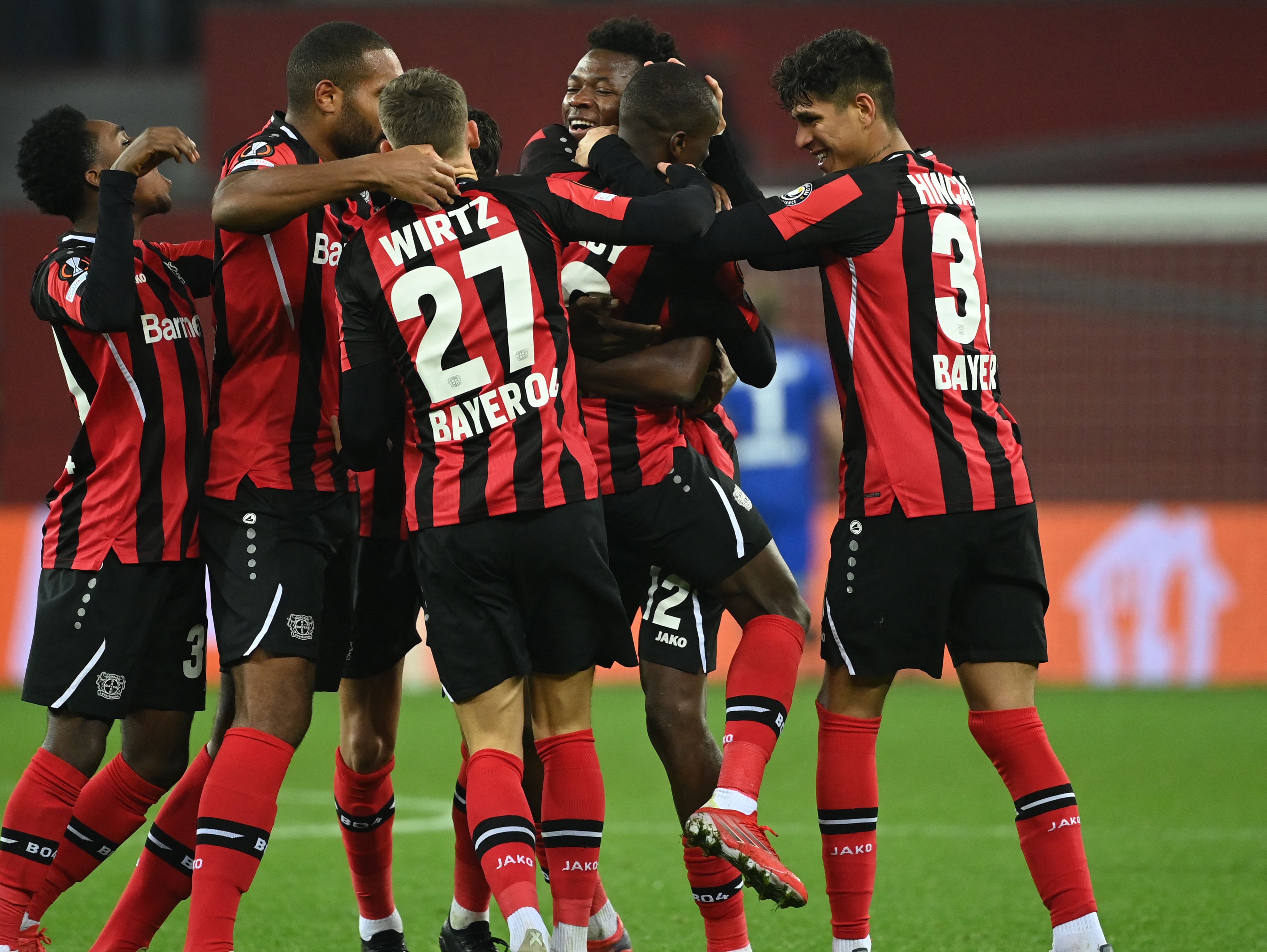 Para pemain Bayer Leverkusen melakukan selebrasi usai mencetak gol ke gawang Real Betis di laga Liga Europa.