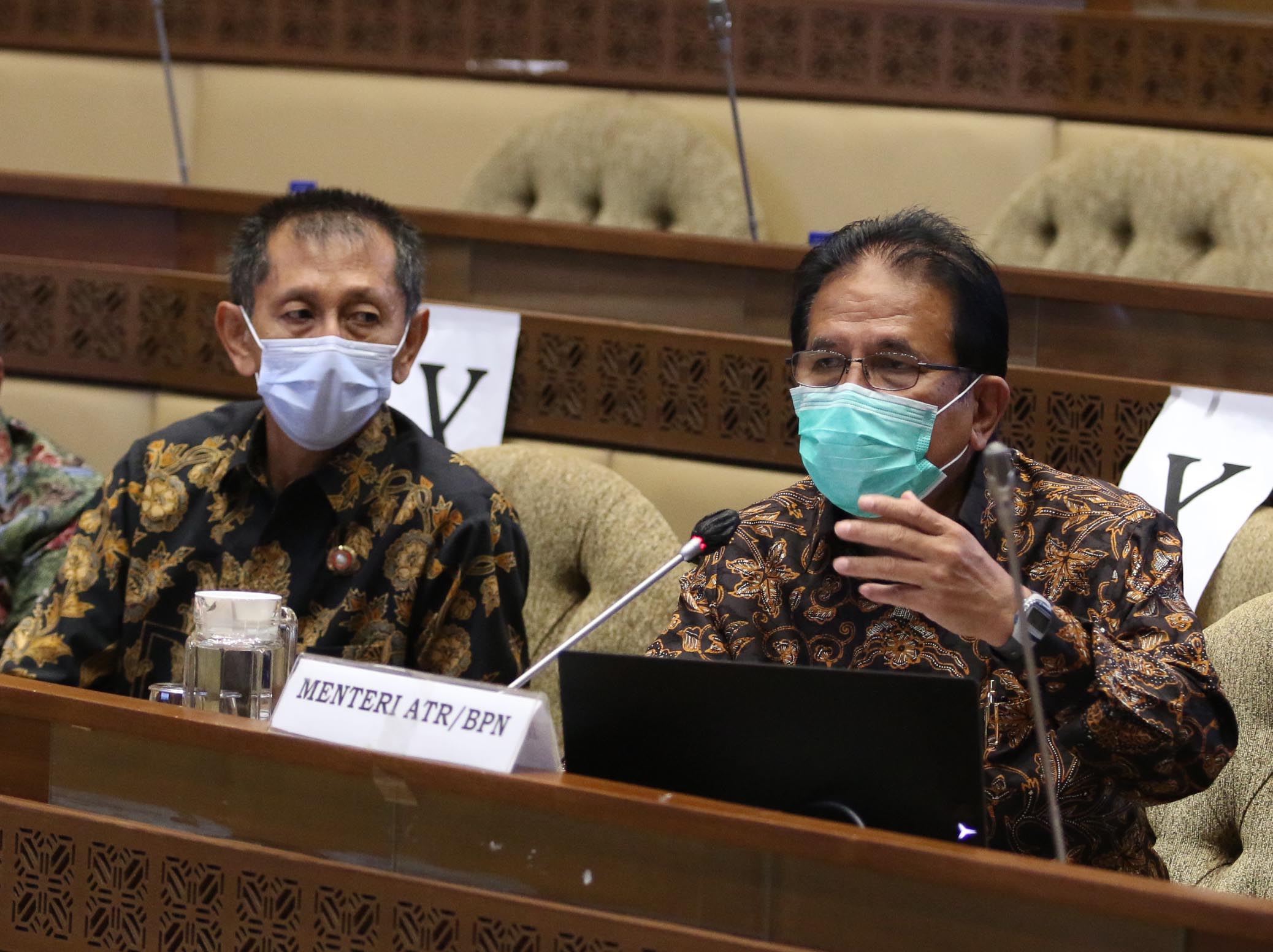 Menteri Agraria dan Tata Ruang/Badan Pertanahan Nasional (ATR/BPN) Sofyan Djalil (kanan) 