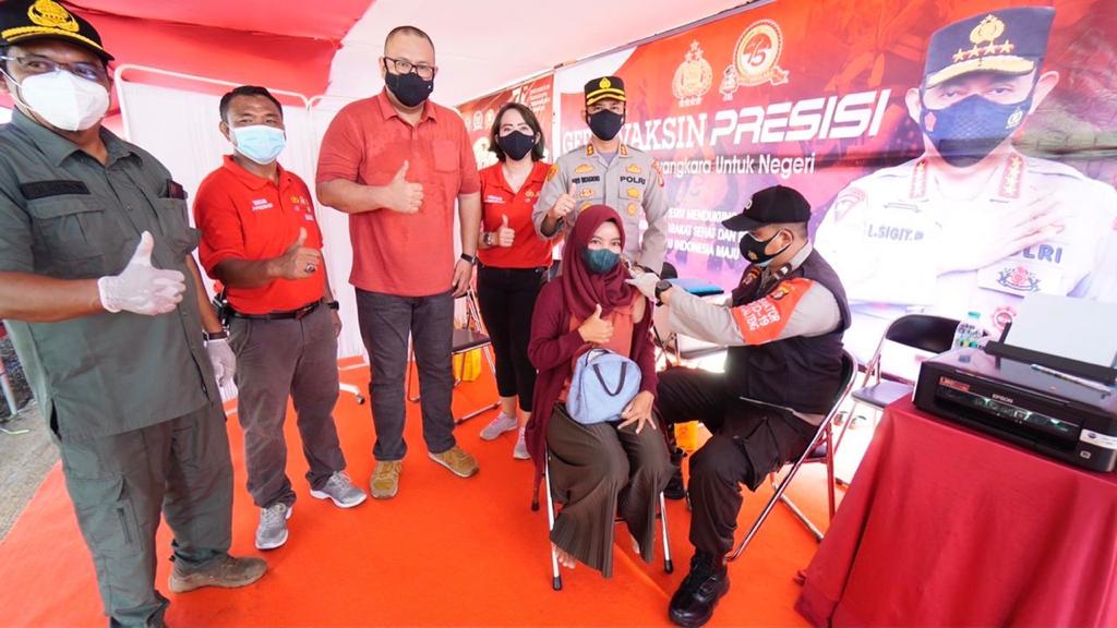 Kolaborasi antara Polri,  Peradi SAI dan PT GBSM sukses melakukan vaksinasi masyarakat pedesaan di Kalteng, Kamis (28/10/2021)