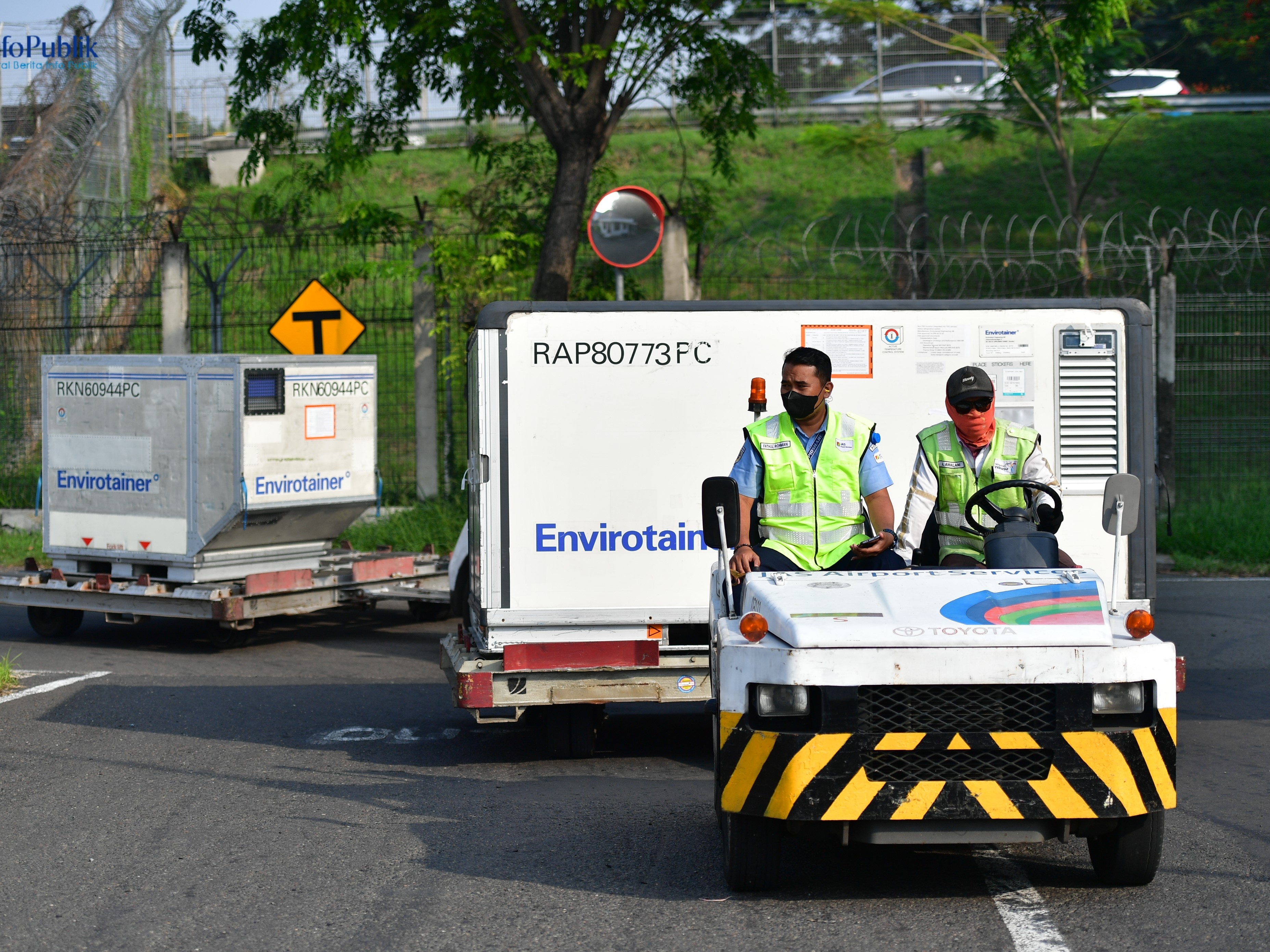 Ketersediaan vaksin di Tanah Air bertambah dengan kedatangan 680.100 dosis vaksin AstraZeneca yang mendarat pada Kamis (4/11).