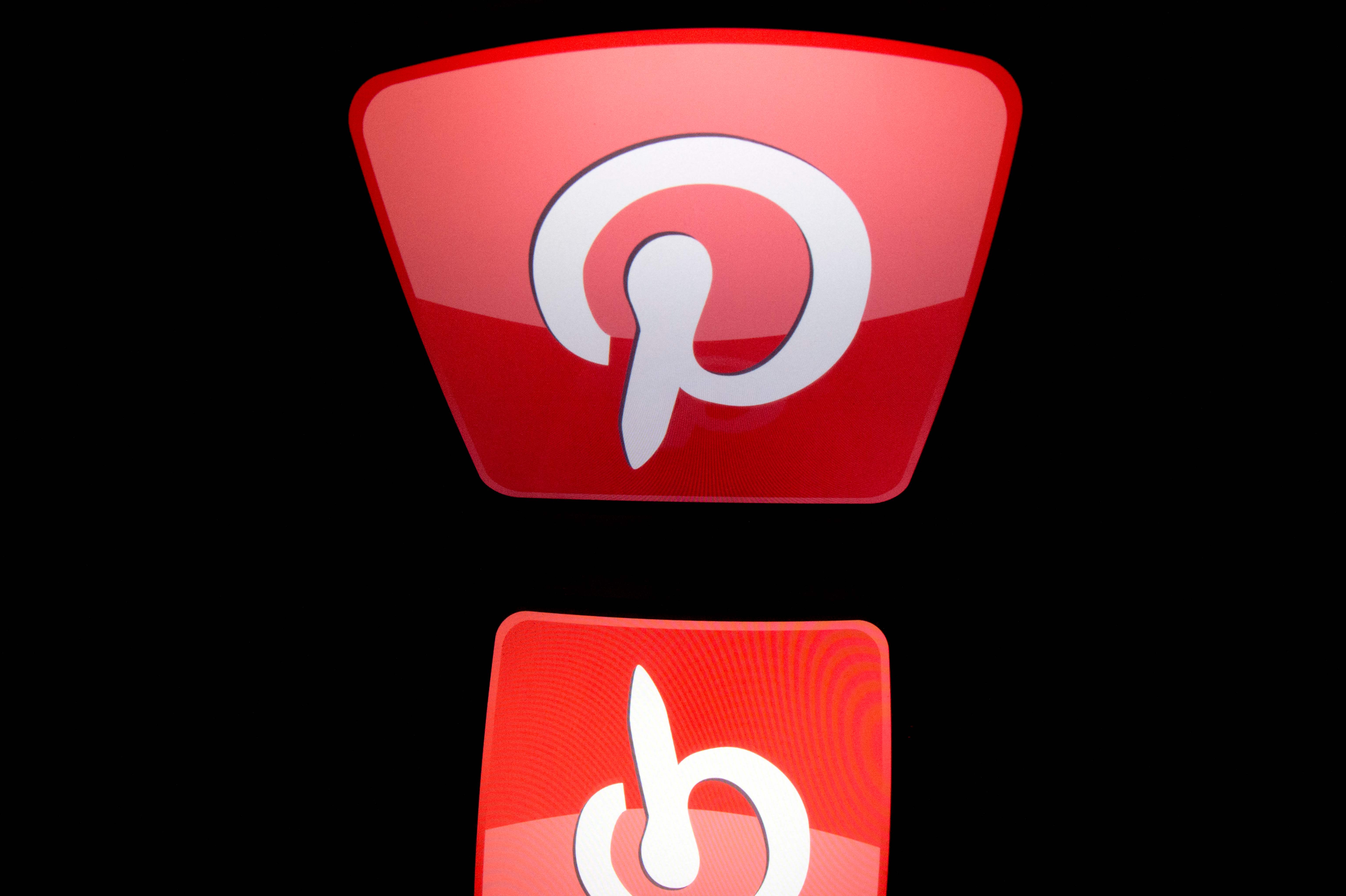 Logo Pinterest terlihat di sebuah layar tablet