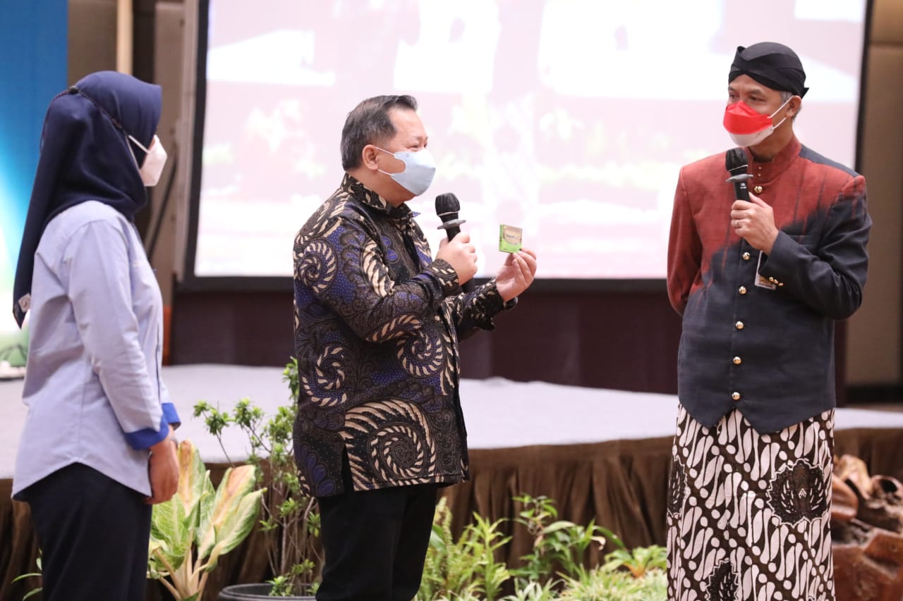 Gubernur Jateng Ganjar Pranowo menghadiri acara Sosialisasi Program P3DN di Hotel Gumaya, Semarang, Kamis (4/11). 