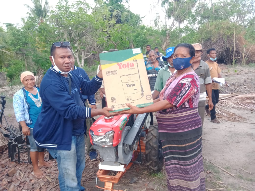 Petani di Lembata, Nusa Tenggara Timur, menerima bantuan alsintan