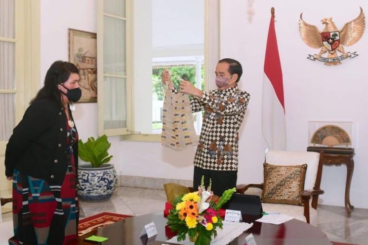 Presiden Beri Hadiah Noken khas Papua kepada Menlu Selandia Baru