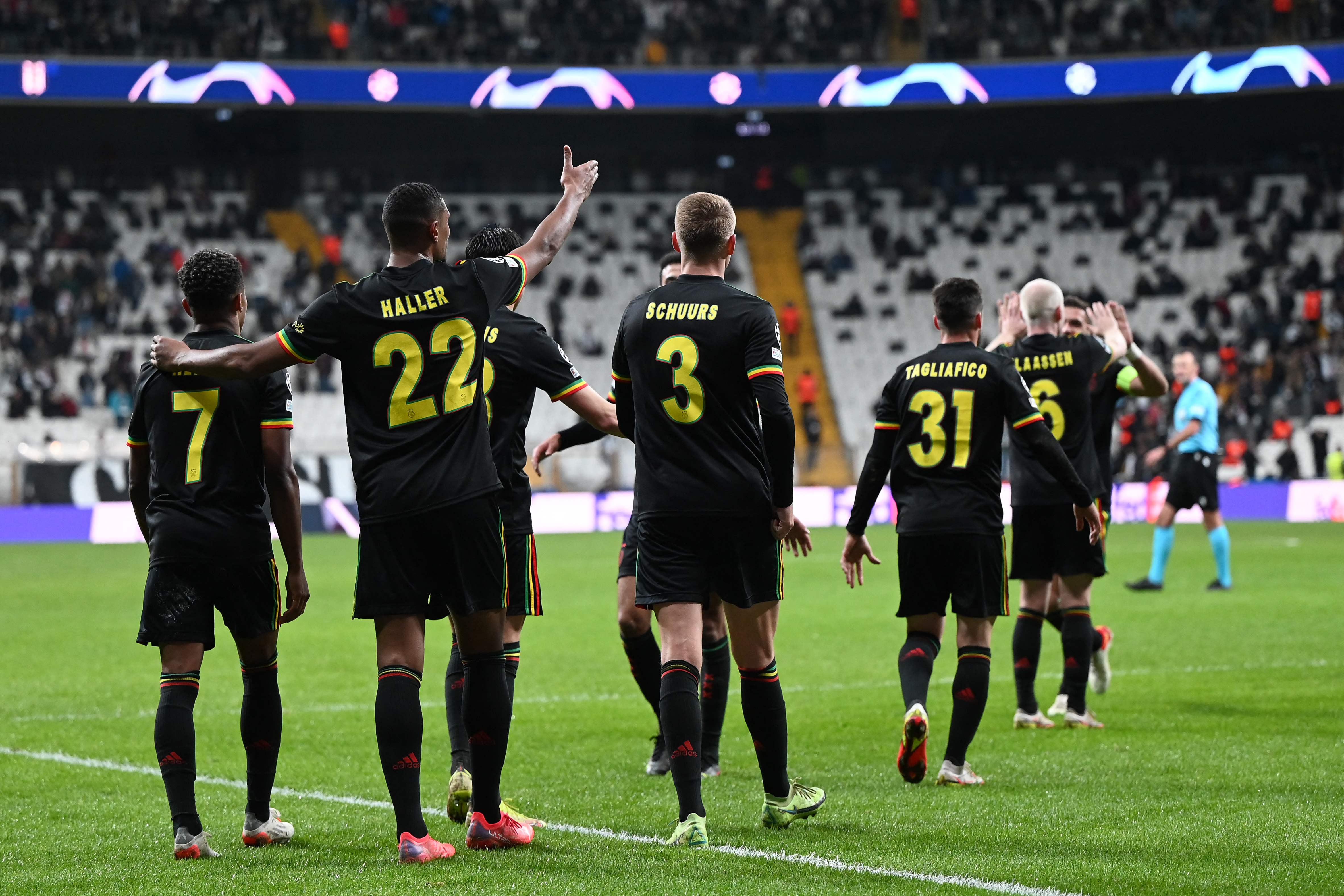 Para pemain Ajax melakukan selebrasi usai mencetak gl ke gawang Besiktas di laga Liga Champions