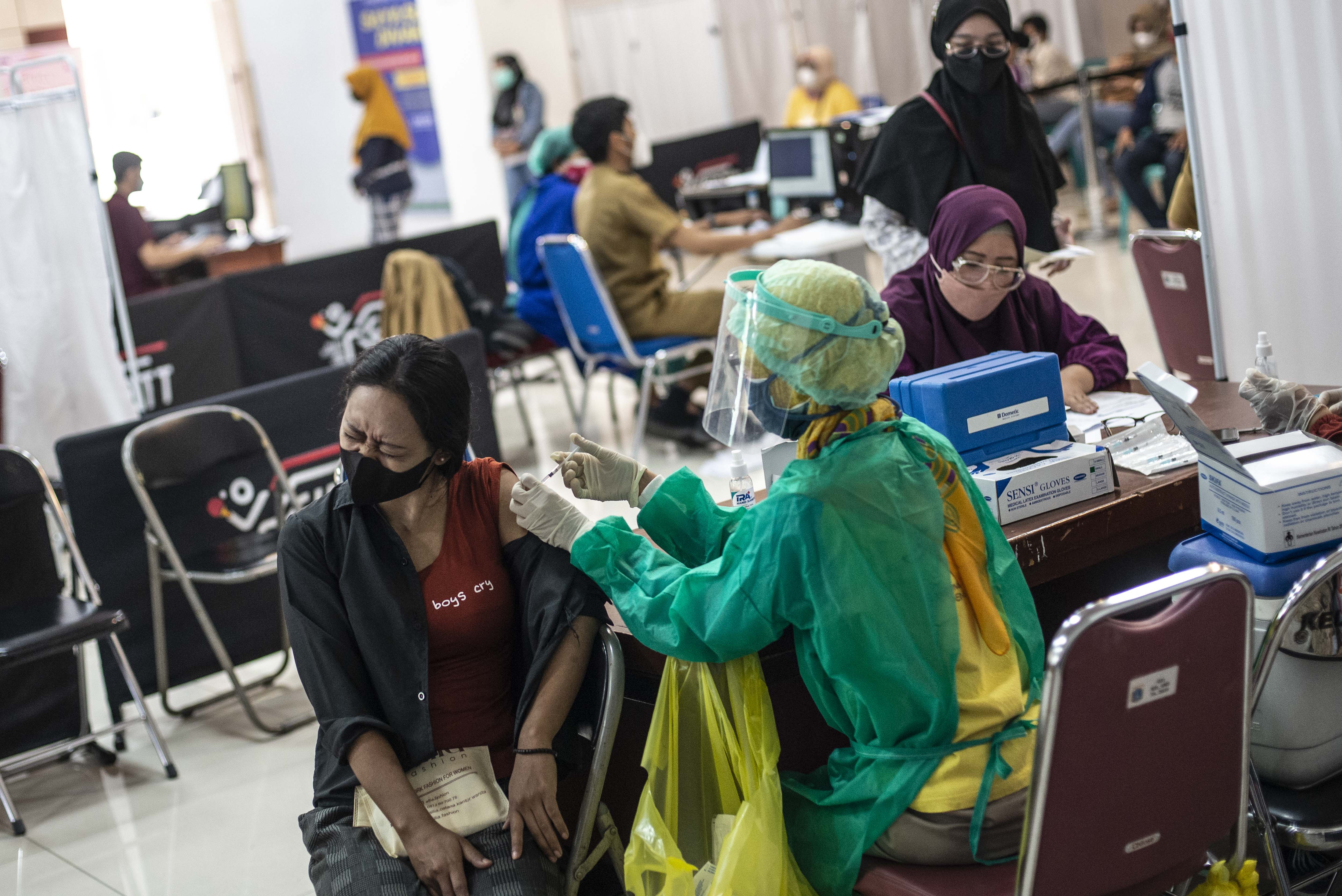 Warga mengikuti vaksinasi COVID-19 di Gelanggang Remaja Kecamatan Matraman, Jakarta, Selasa (16/11/2021). 