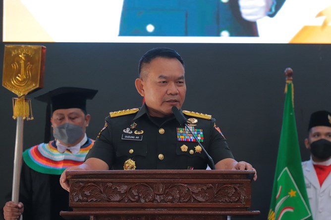 KSAD Jenderal Dudung Abdurrahman saat memberikan orasi ilmiah pda wisuda Periode II Tahun Akademik 2020/2021 yang digelar virtual, Sabtu (20