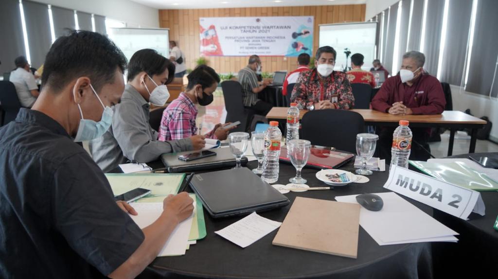 Para wartawan yang mengikuti uji kompetensi wartawan yang digelar oleh PWI Jawa Tengah bekerja sama dengan PT Semen Gresik.