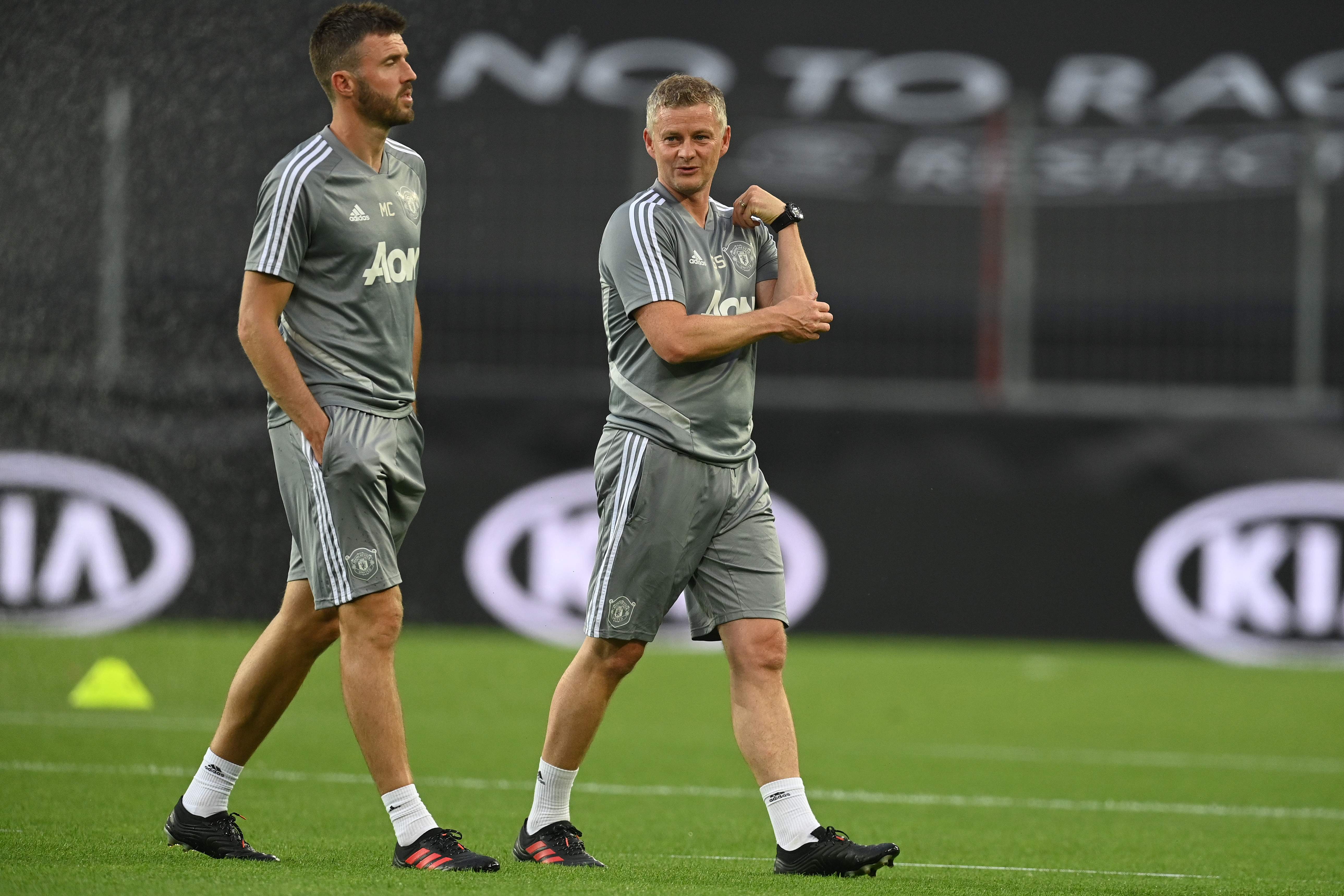 Momen Solskajer berbincang dengan Carrick, MU memecat Solksjaer dan menunjuk Carrick jadi Manajer Sementara