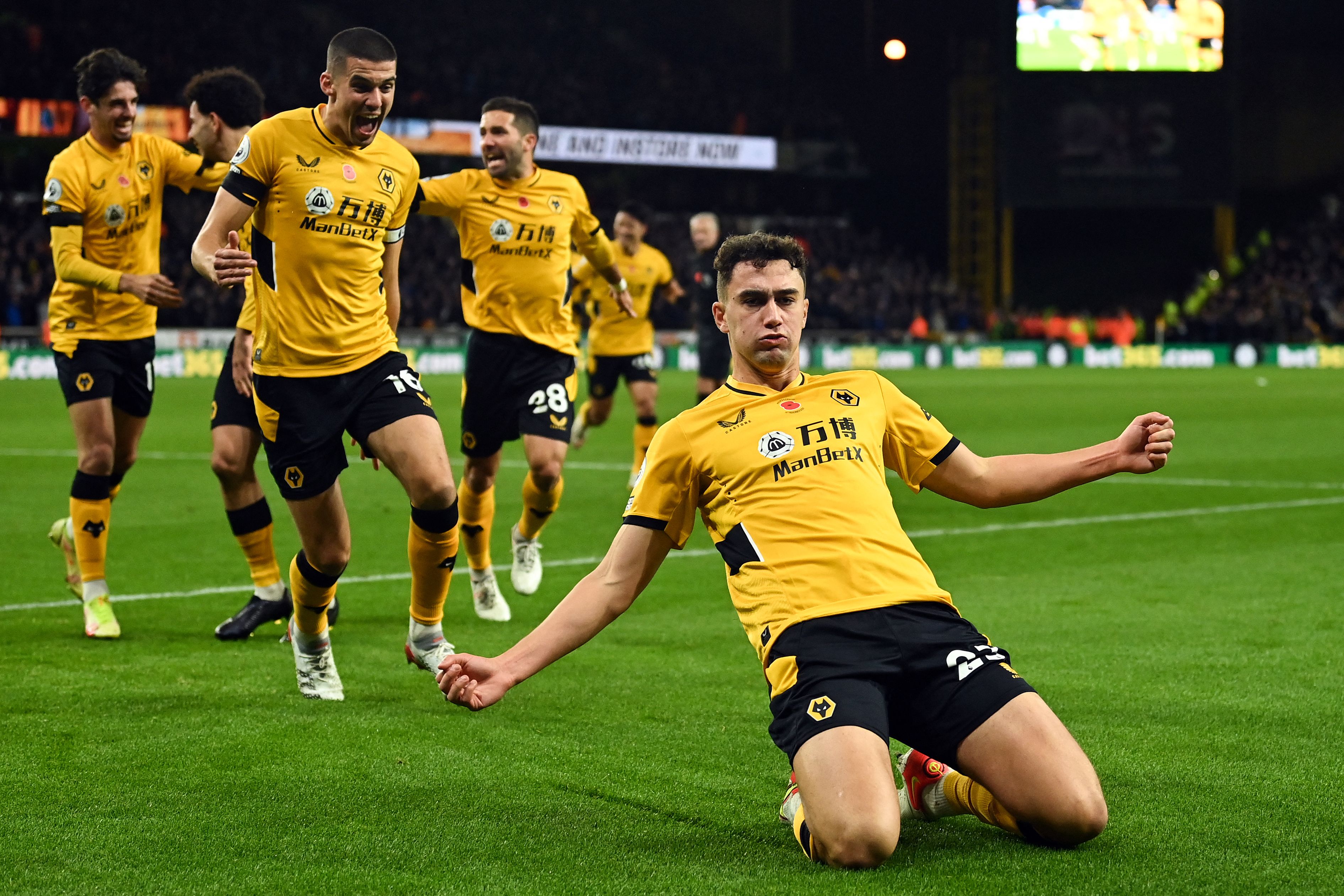 Para pemain Wolverhampton Wanderers melakukan selebrasi usai mencetak gol ke gawang Everton di laga Liga Primer Inggris.