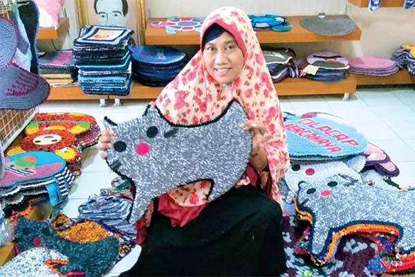 Keset dengan beragam motif diproduksi Irma.Produksi dan omzet mengalami peningkatan signifikan
