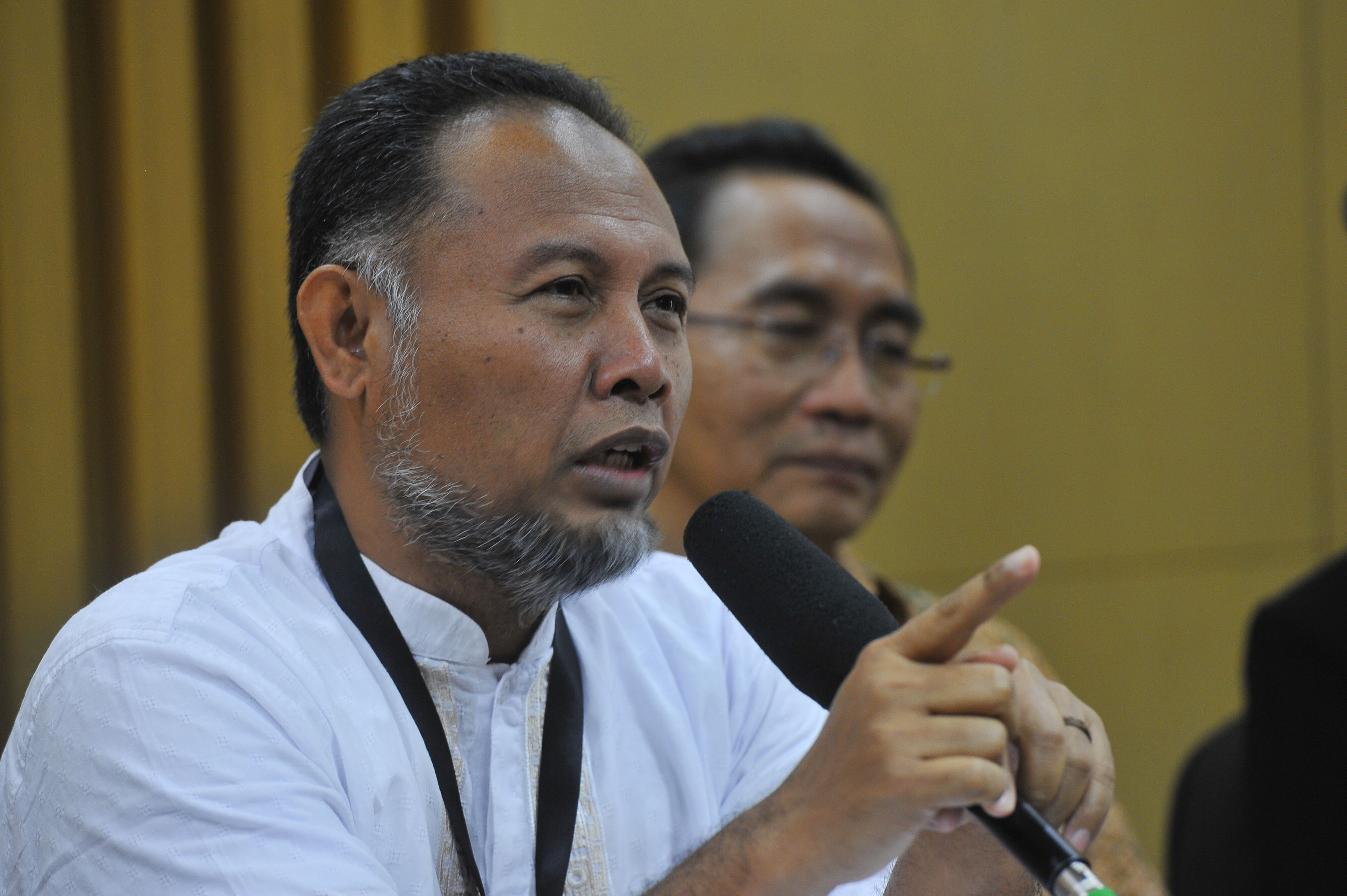 Bambang Widjojanto (kiri) dan Adnan Pandu Praja