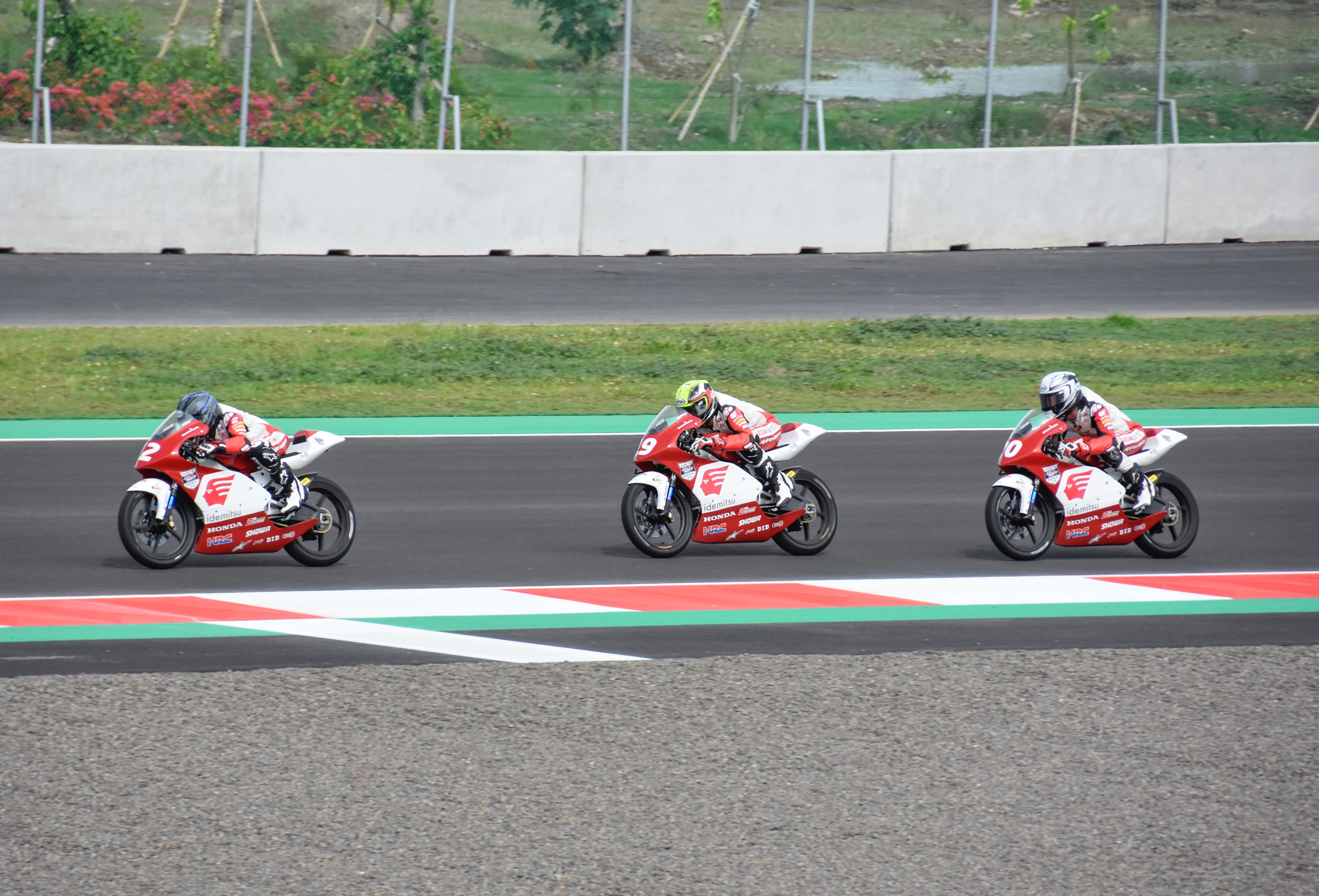 Pembalap melaju pada di Pertamina Mandalika International Street Circuit di Praya, Lombok Tengah, NTB, Sabtu (13/11/2021).