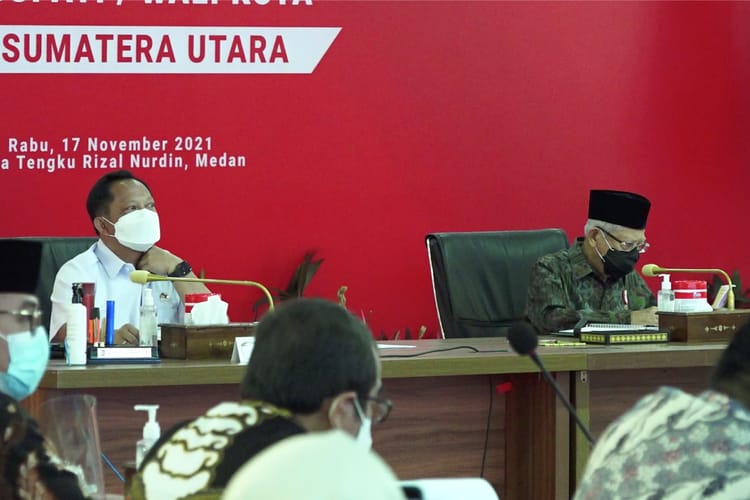 Mendagri Tito Karnavian (Kedua kanan) dalam rapat Forkopimda di Rumah Dinas Gubernur Sumut Jalan Sudirman Medan.