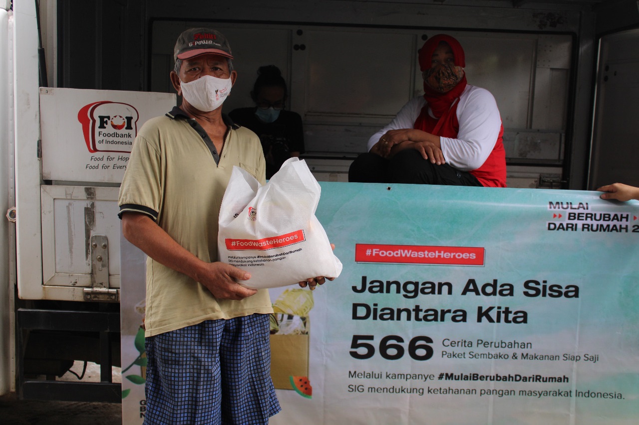 Penyaluran paket sembako dan makanan siap saji SIG bersama Komunitas Foodbank di Jakarta.