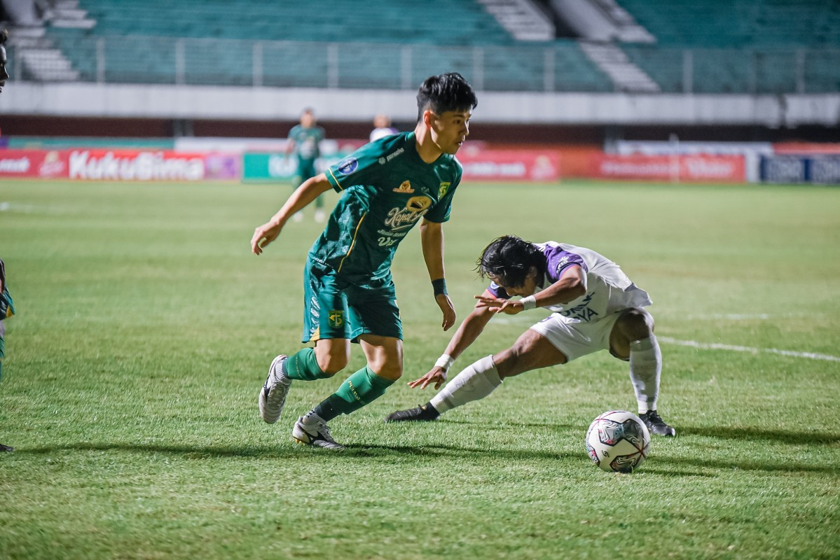Taisei Marukawa mengelabui pemain bertahan Persita