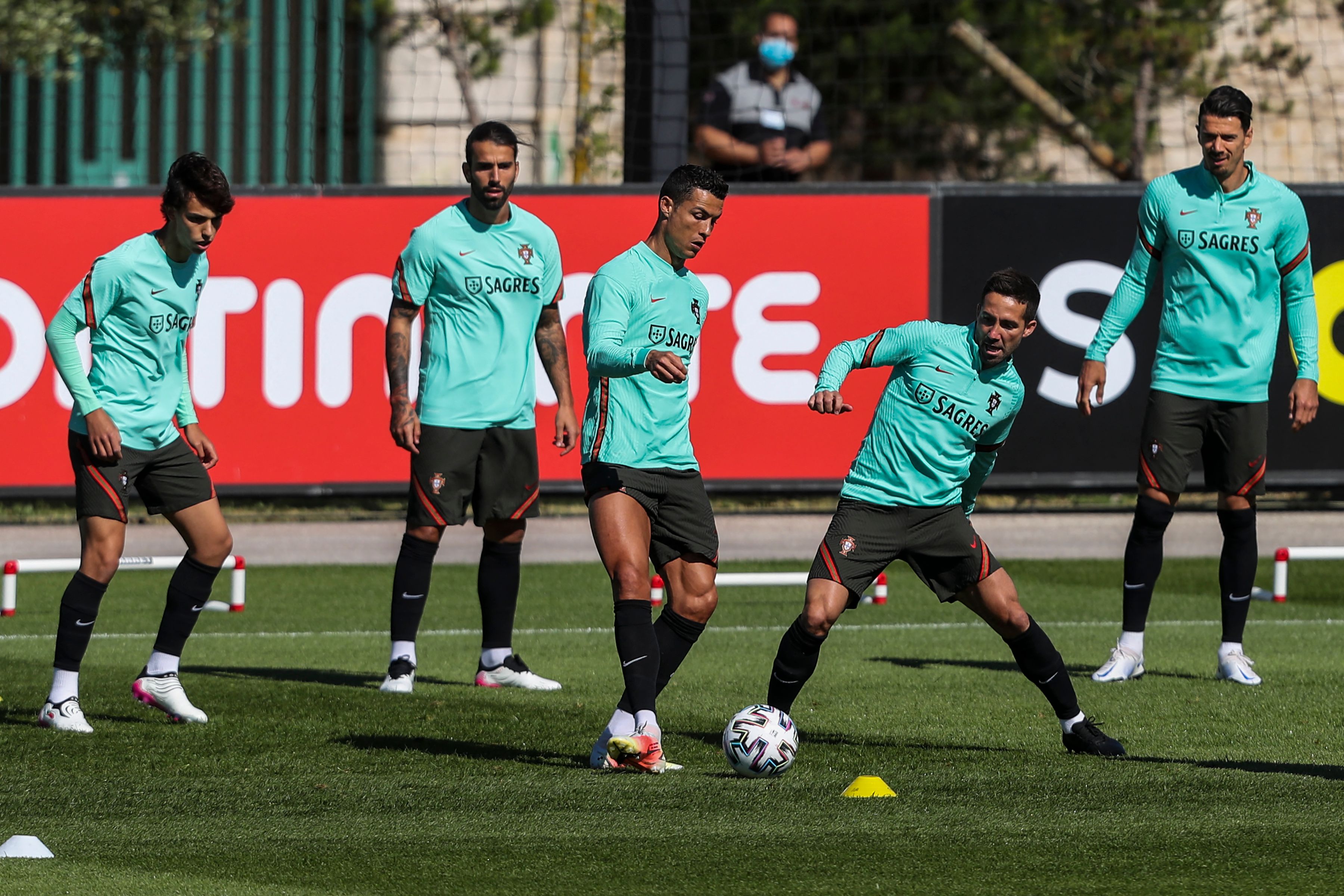 Para pemain timnas portugal melakukan latihan