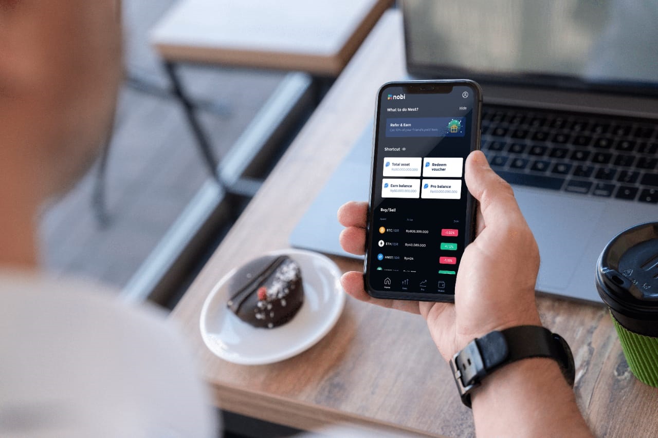 Pengguna sedang membuka aplikasi Nobi di telepon genggamnya. 