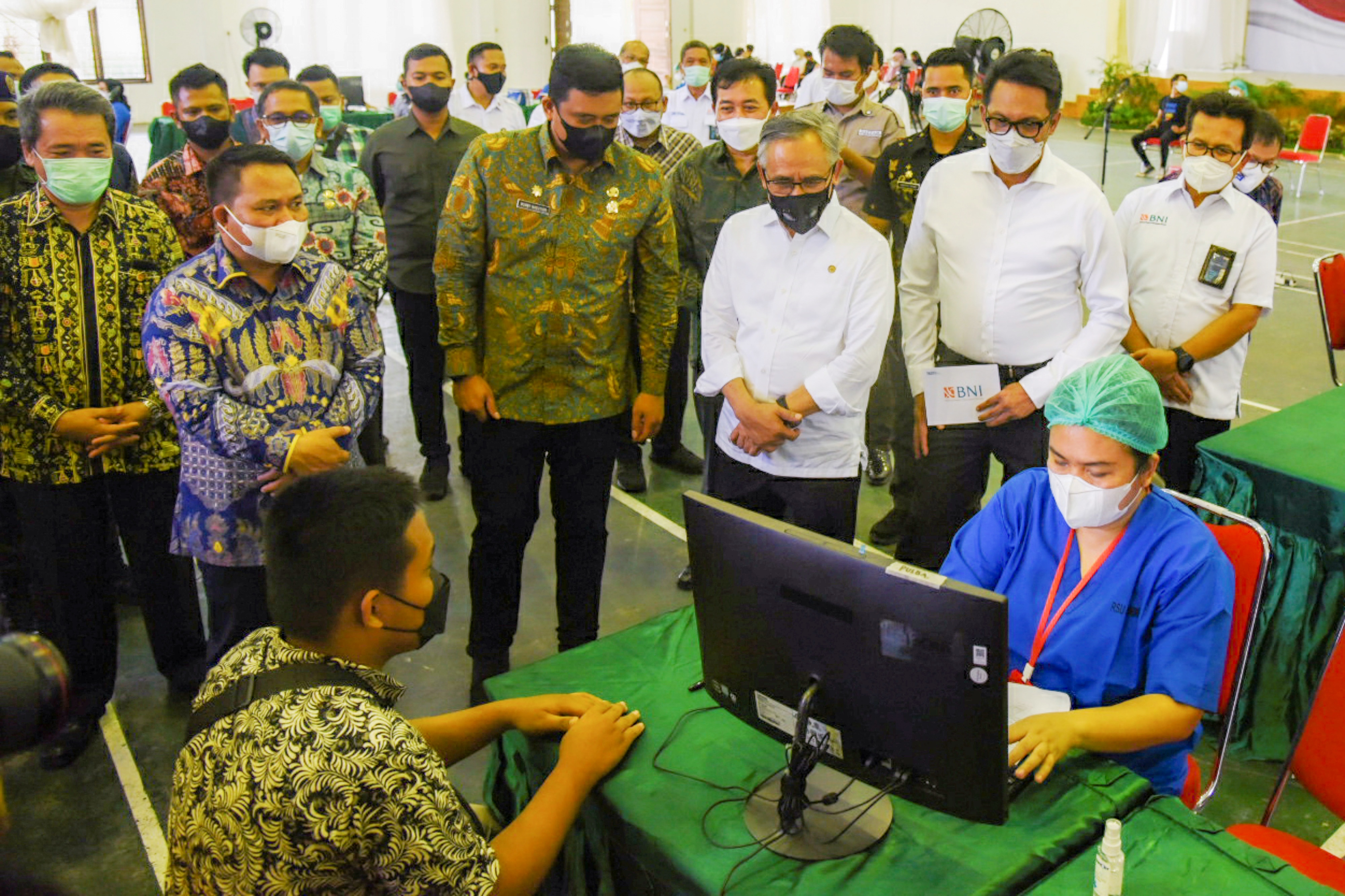 Wali Kota Medan Bobby Nasution saat meninjau vaksinasi di Kota Medan.