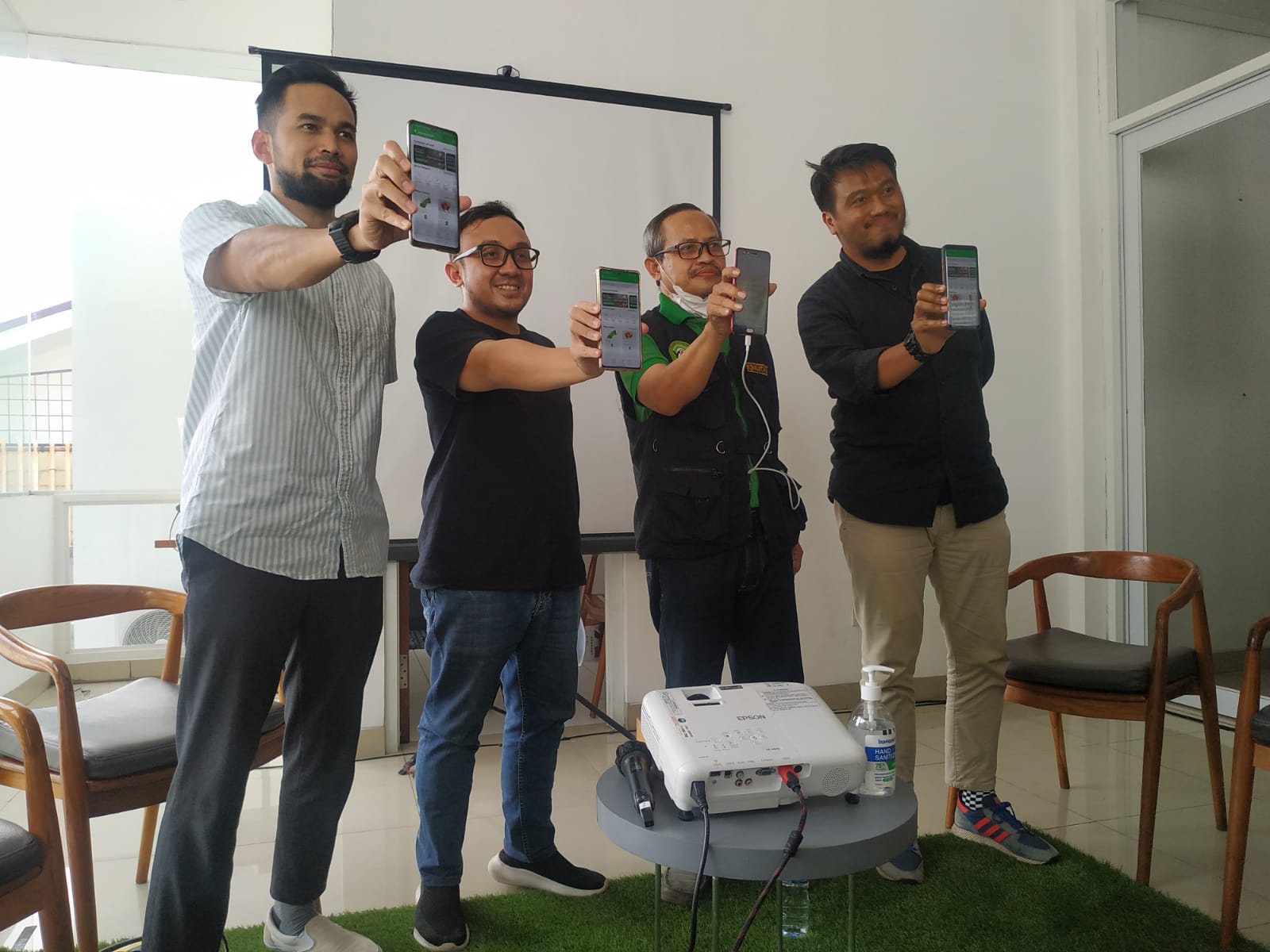 Ki-Ka: Teuku Wisnu- Selebritas, Edwin Rahmat – CEO RumaTani, Mukroni – Ketua KOWANTARA Pusat, dan Buyung, Manajer Komunitas.