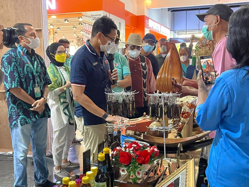 Menparefraf Sandiaga Uno melakukan kunjungan ke Ambon City Center di Kota Ambon, Provinsi Maluku. 