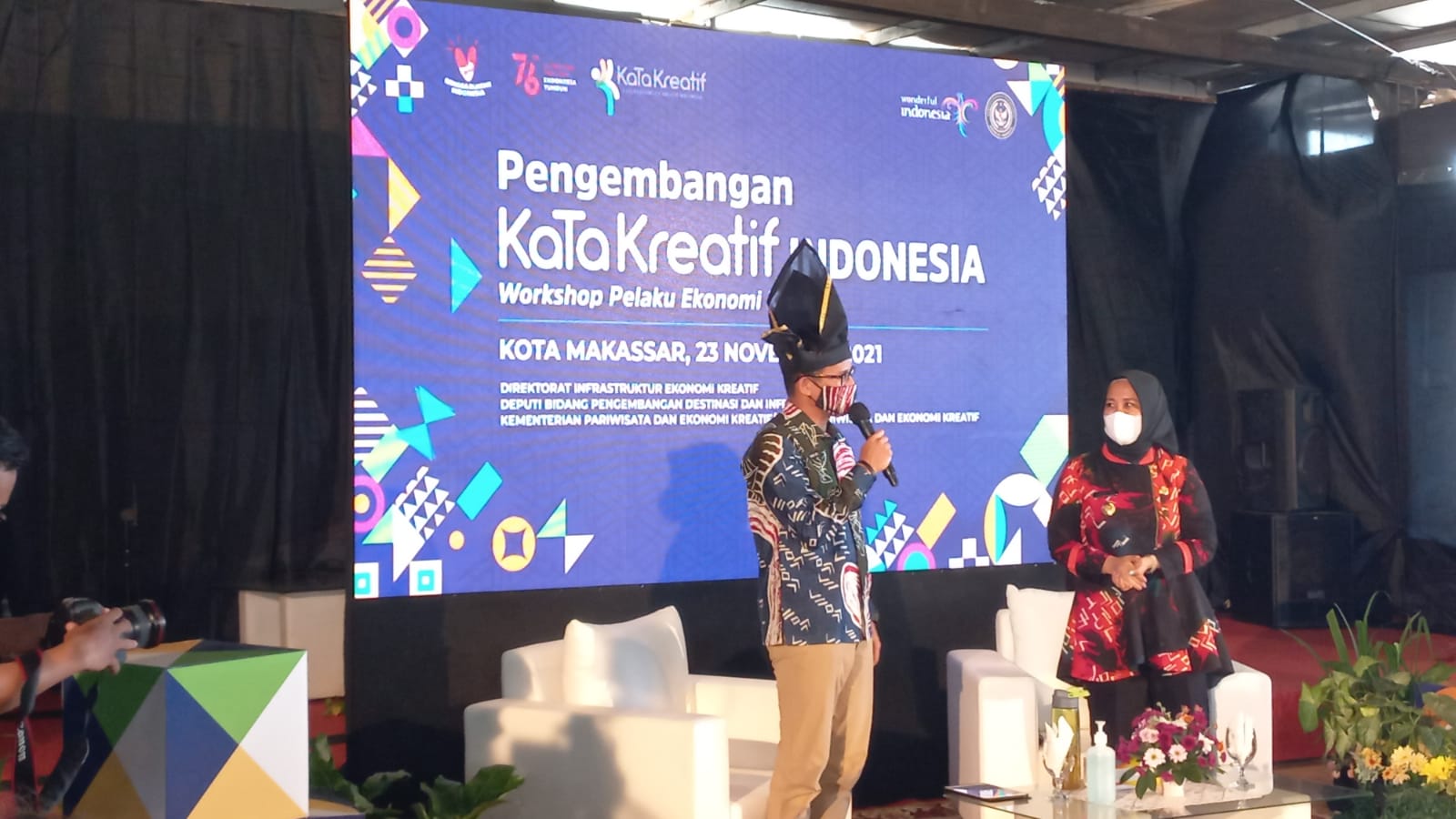 Menparekraf Sandiaga Uno menjadi pembicara di Workshop Pelaku Ekonomi; Pengembangan KaTa Kreatif Indonesia di Makassar, Sulawesi Selatan. 