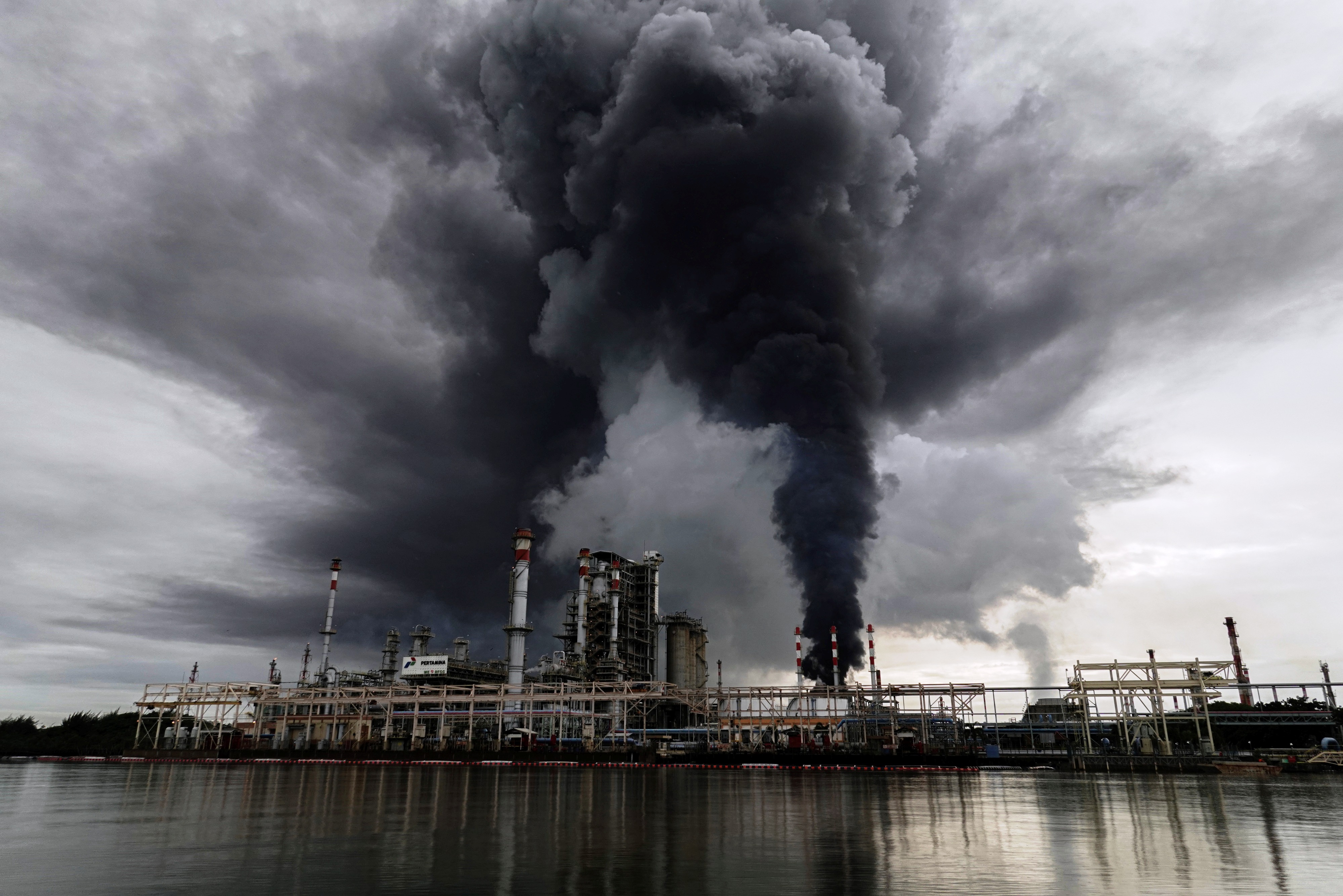 Tangki Pertamina Cilacap Kembali Terbakar, DPR: Perlu Evaluasi Mendalam