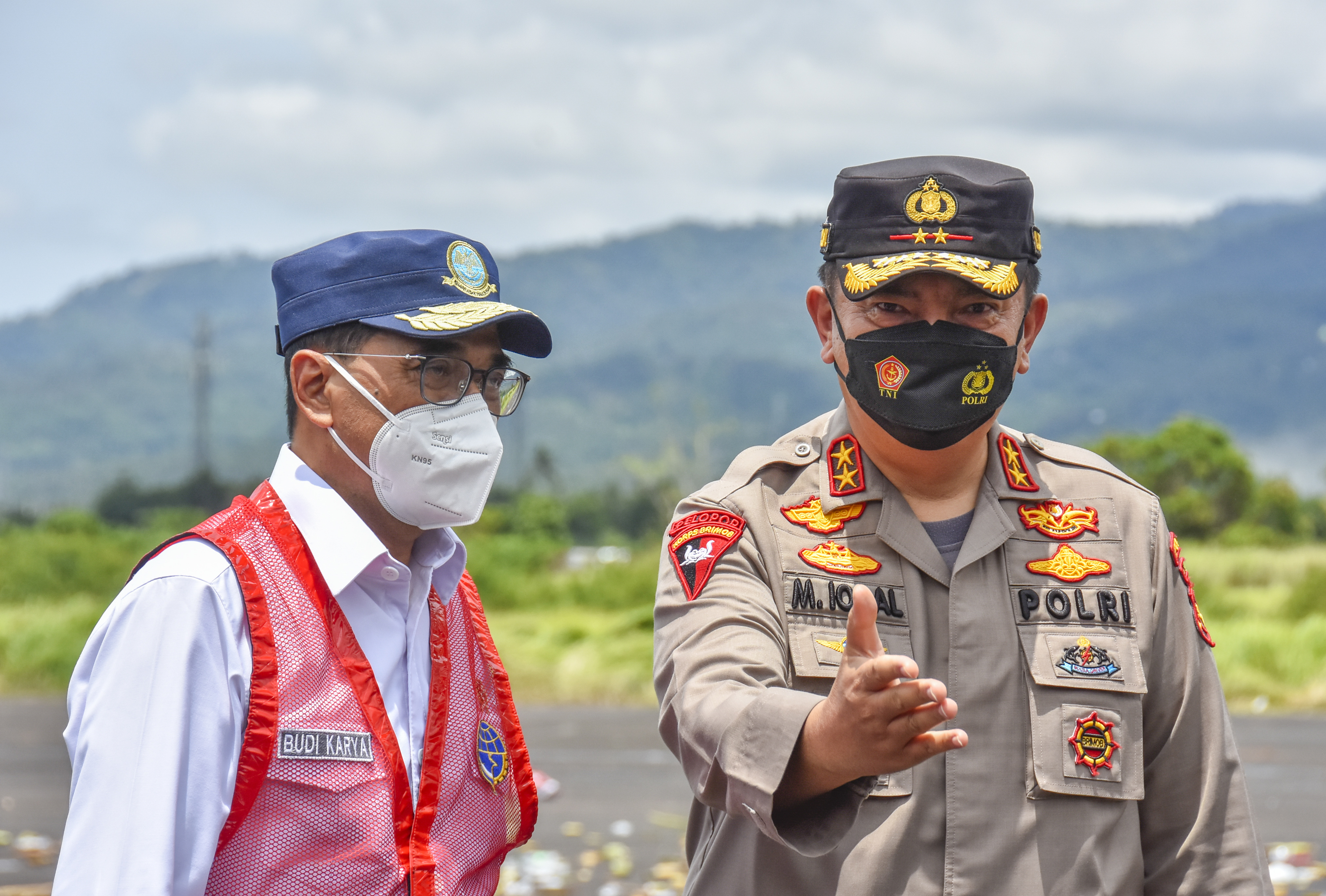 Kapolda NTB Irjen M Iqbal (kanan) saat menyambut Menteri Perhubungan Budi Karya Sumadi (kiri) di Mataram, NTB, Rabu (10/11).
