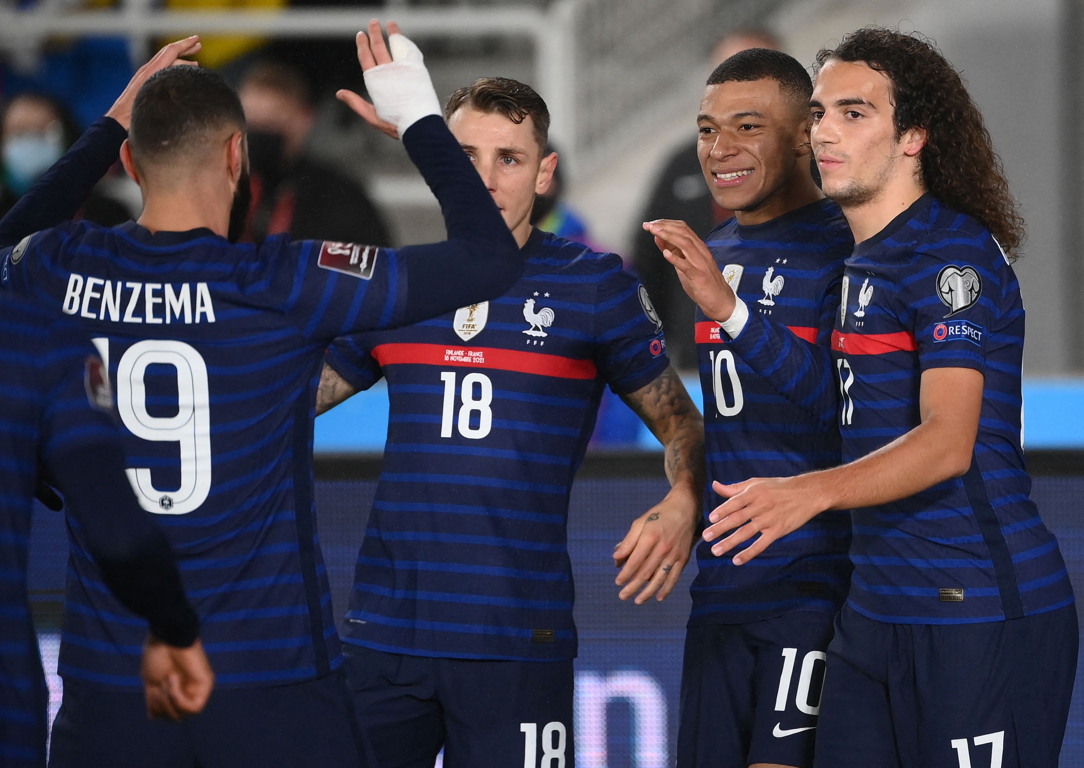 Para pemain timnas Prancis melakukan selebrasi usai mencetak gol ke gawang Finlandia di laga kualifikasi Piala Dunia.