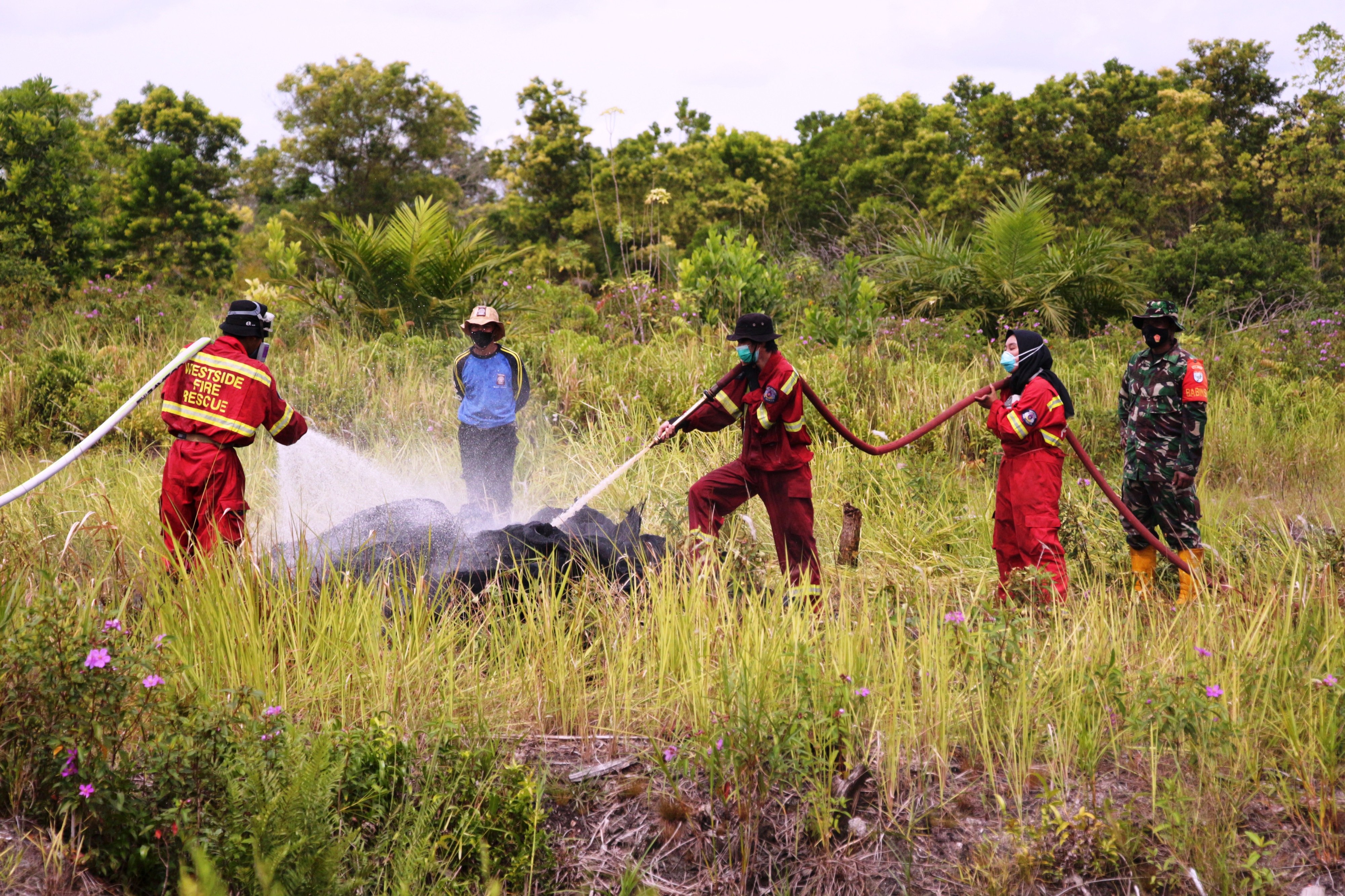 Latihan pemadaman kebakaran lahan.
