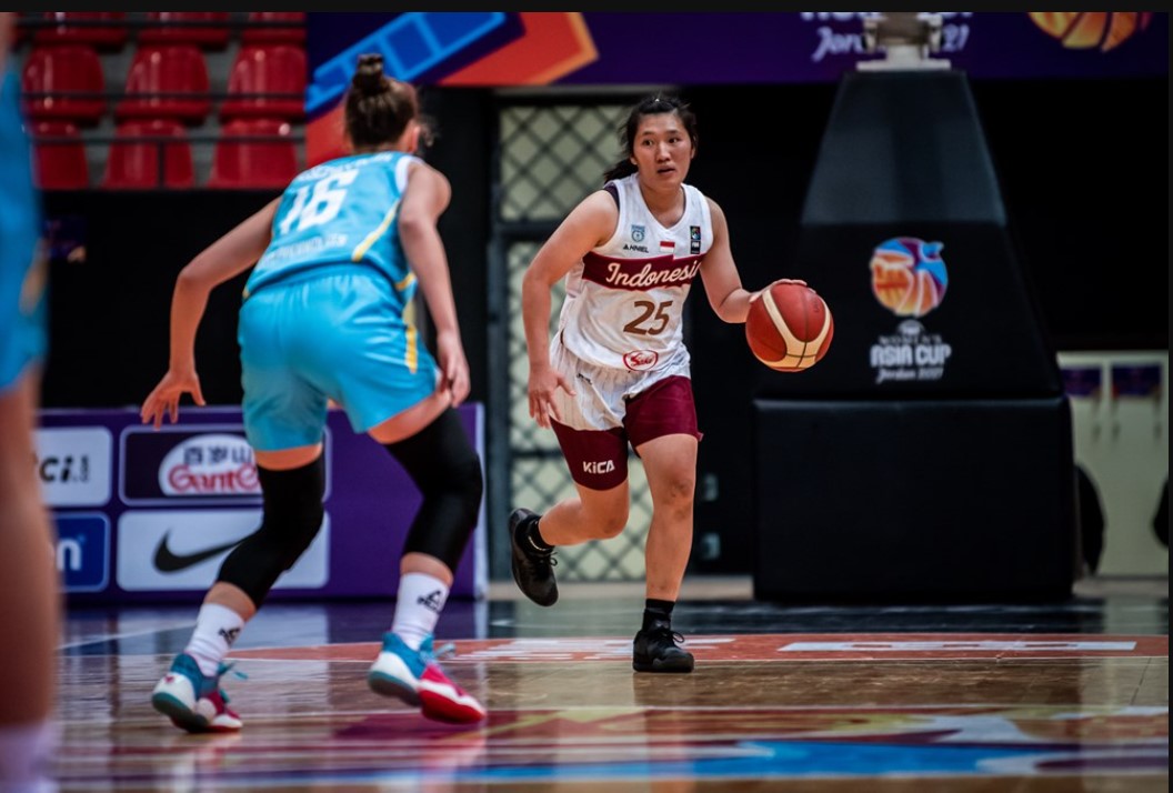 Laga antara Indonesia dan Kazakhstan di perebutan tempat ketiga Piala Asia Putri FIBA.