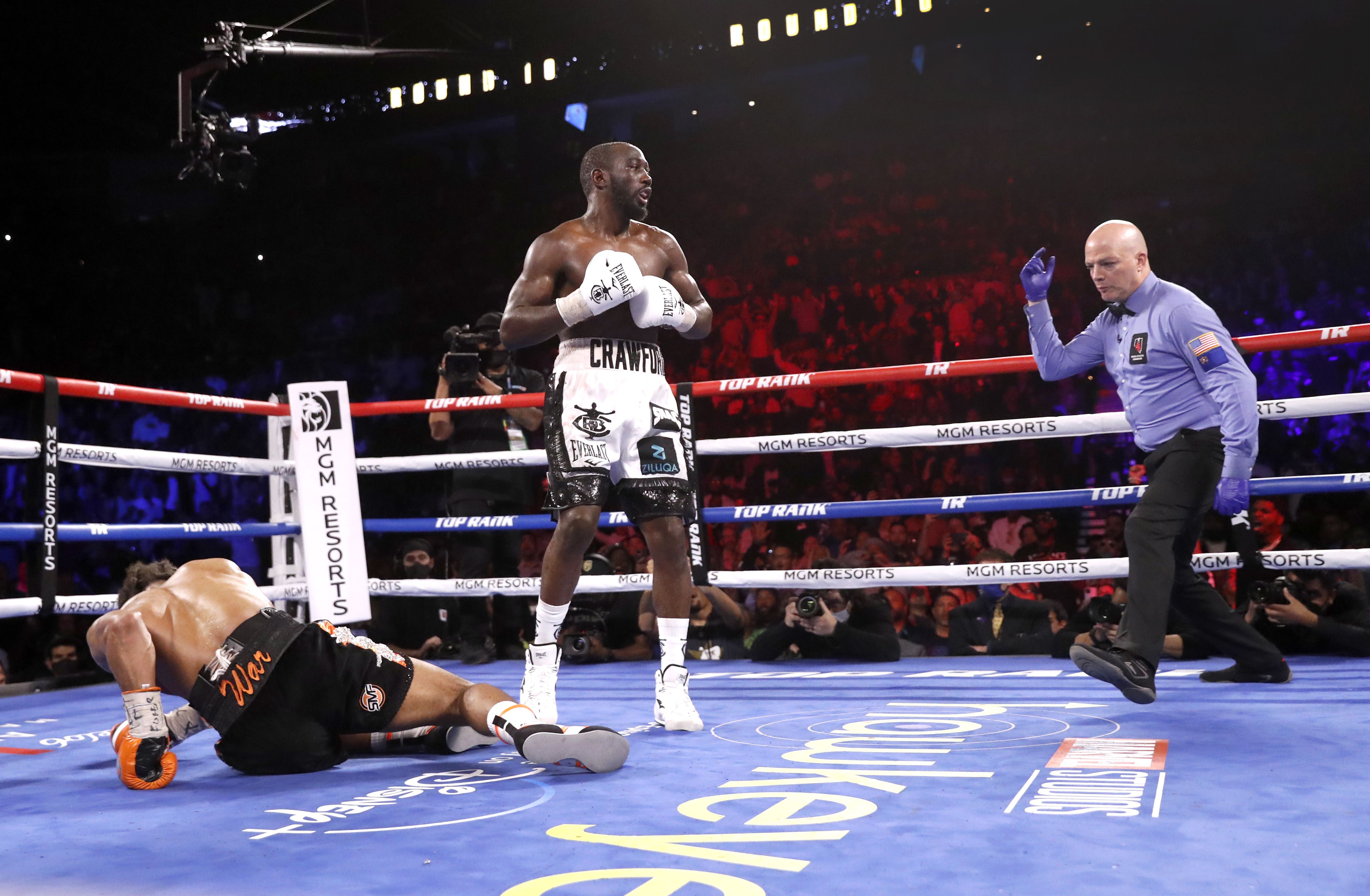 Pada ronde ke-10, Shawn Porter terduduk setelah dipukul Terence Crawford, juara dunia kelas welter WBO di Las Vegas, Nevada, AS. 