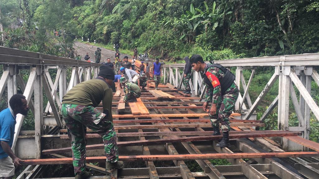 Sejumlah personel TNI dari Kodim 1702/Jayawijaya bersama para pemuda Distrik Abenaho bergotong-royong memperbaiki jembatan Sahayu KM 97.