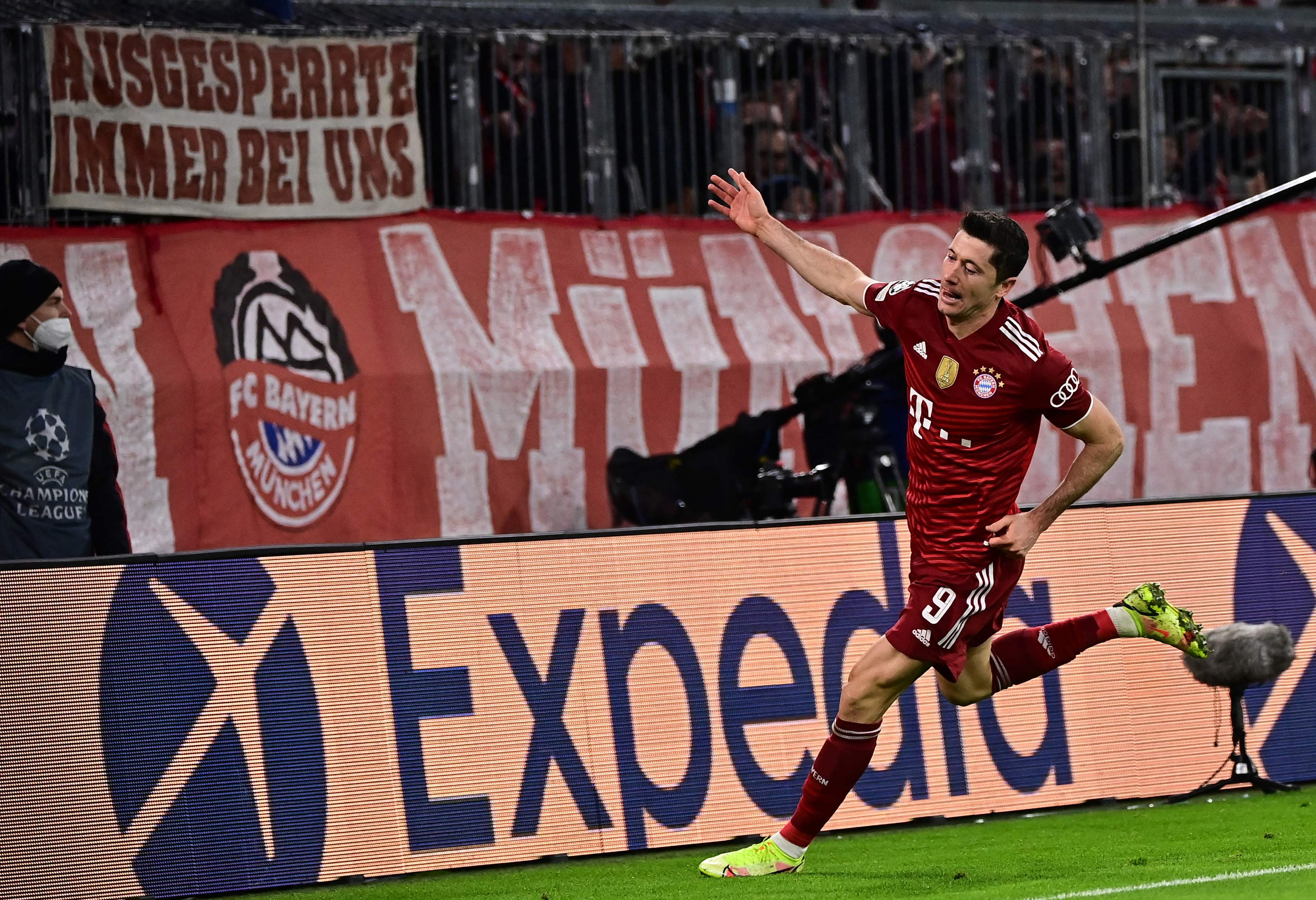 Hattrick Lewandowski Antar Bayern ke Babak 16 Besar Liga Champions