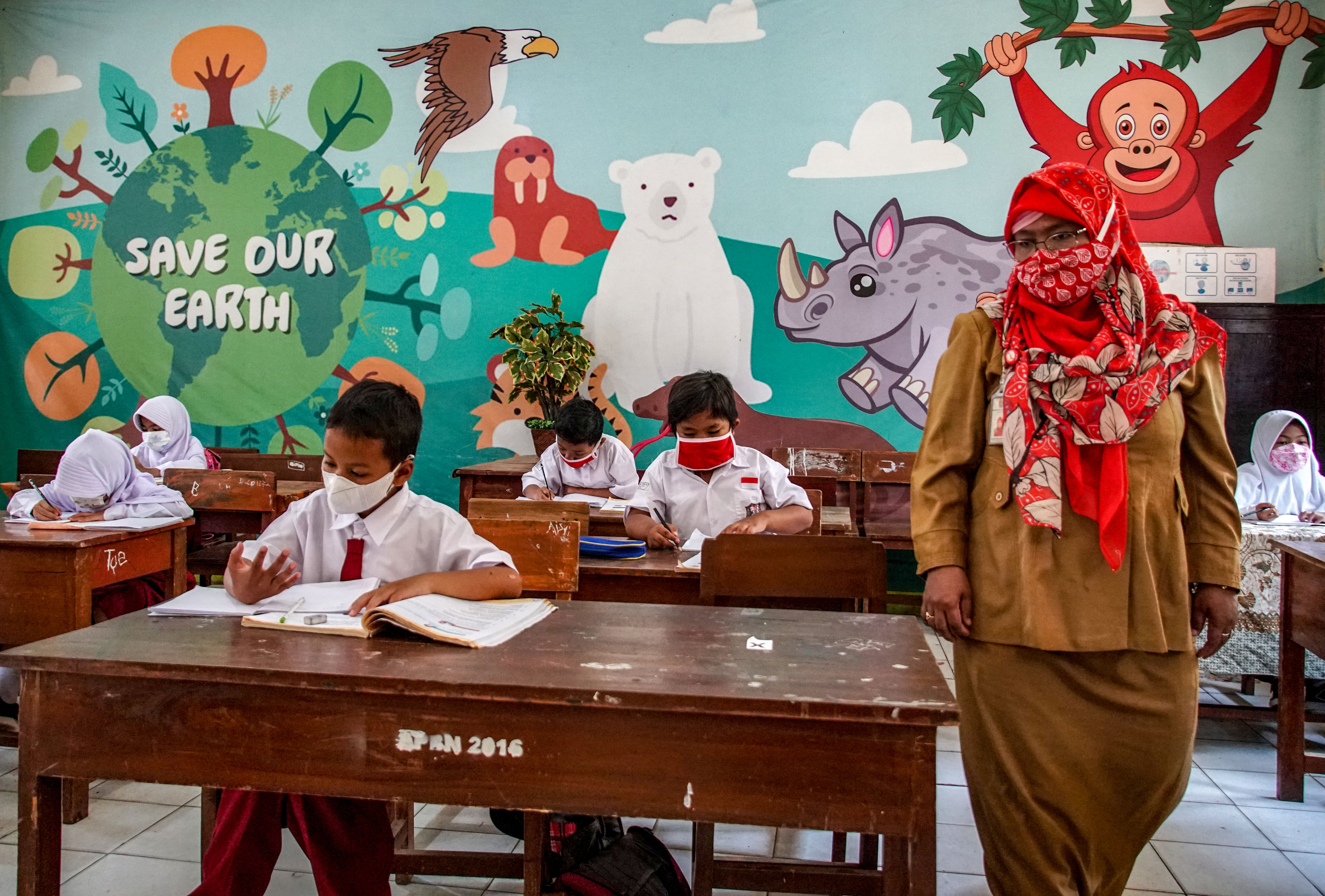 Pembelajaran tatap muka (PTM) tingkat sekolah dasar mulai dibuka awal Oktober 2021.