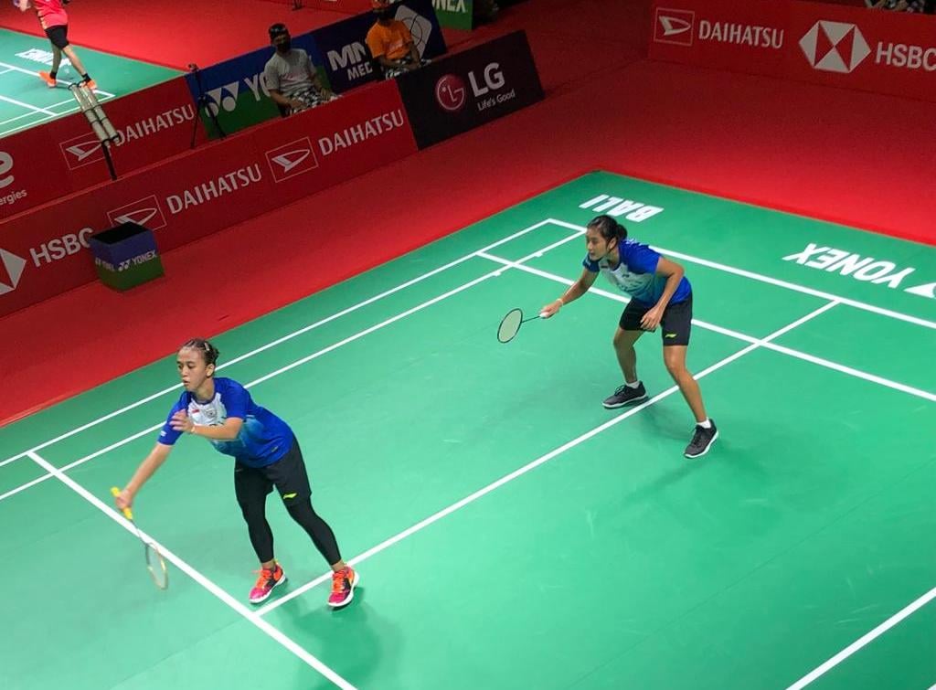 Aksi ganda putri Indonesia Febriana Dwipuji Kusuma/Amalia Cahaya Pratiwi saat menghadapi pasangan Korea Selatan di Indonesia Master 2021.
