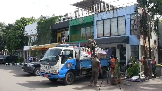 EMPAT ruko yang berada di atas saluran air di Kemang Utara, Bangka, Mampang Prapatan, Jakarta Selatan, dibongkar. 