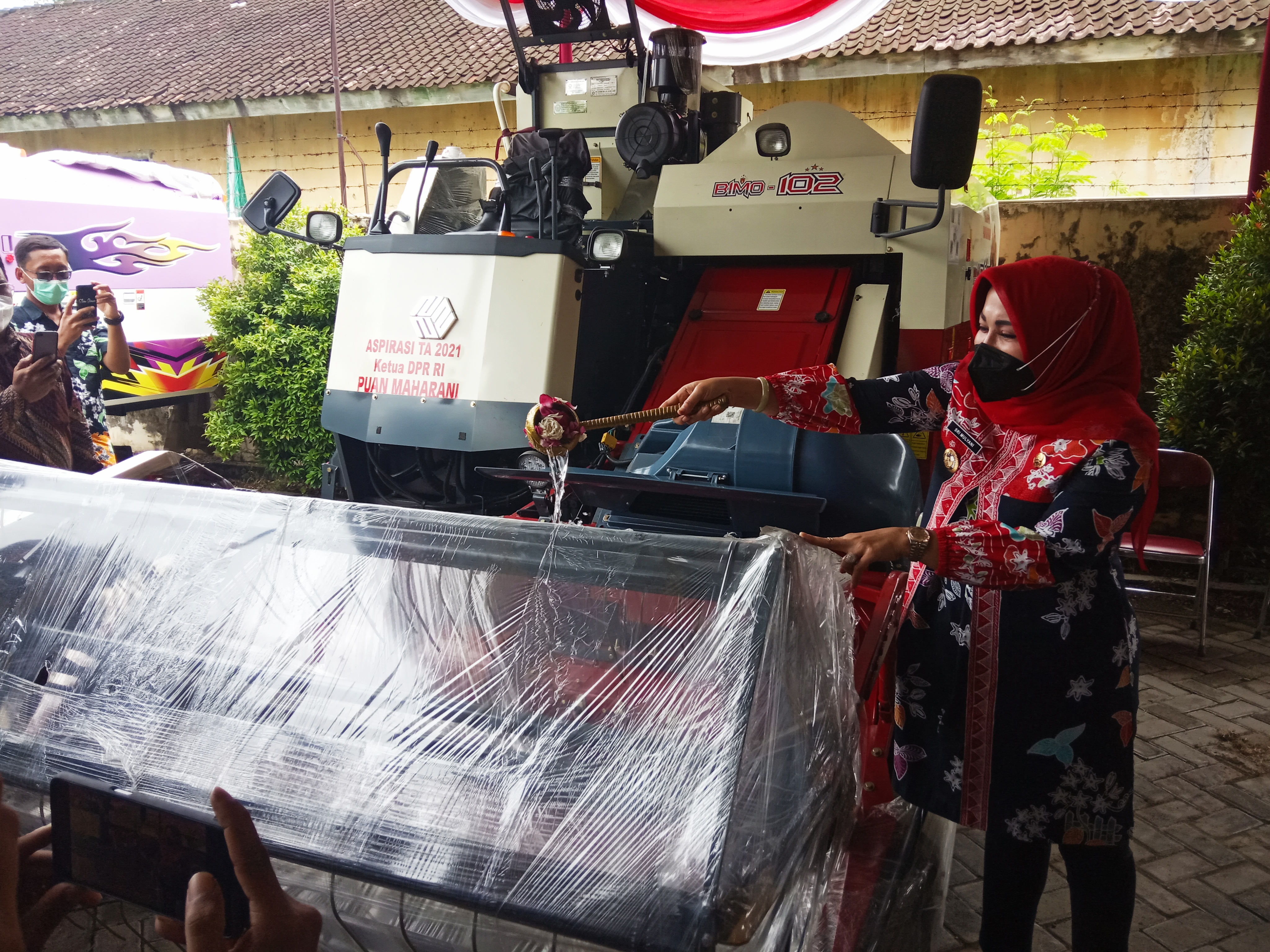 Bupati Klaten Sri Mulyani menyerahkan bantuan alsintan kepada kelompok tani